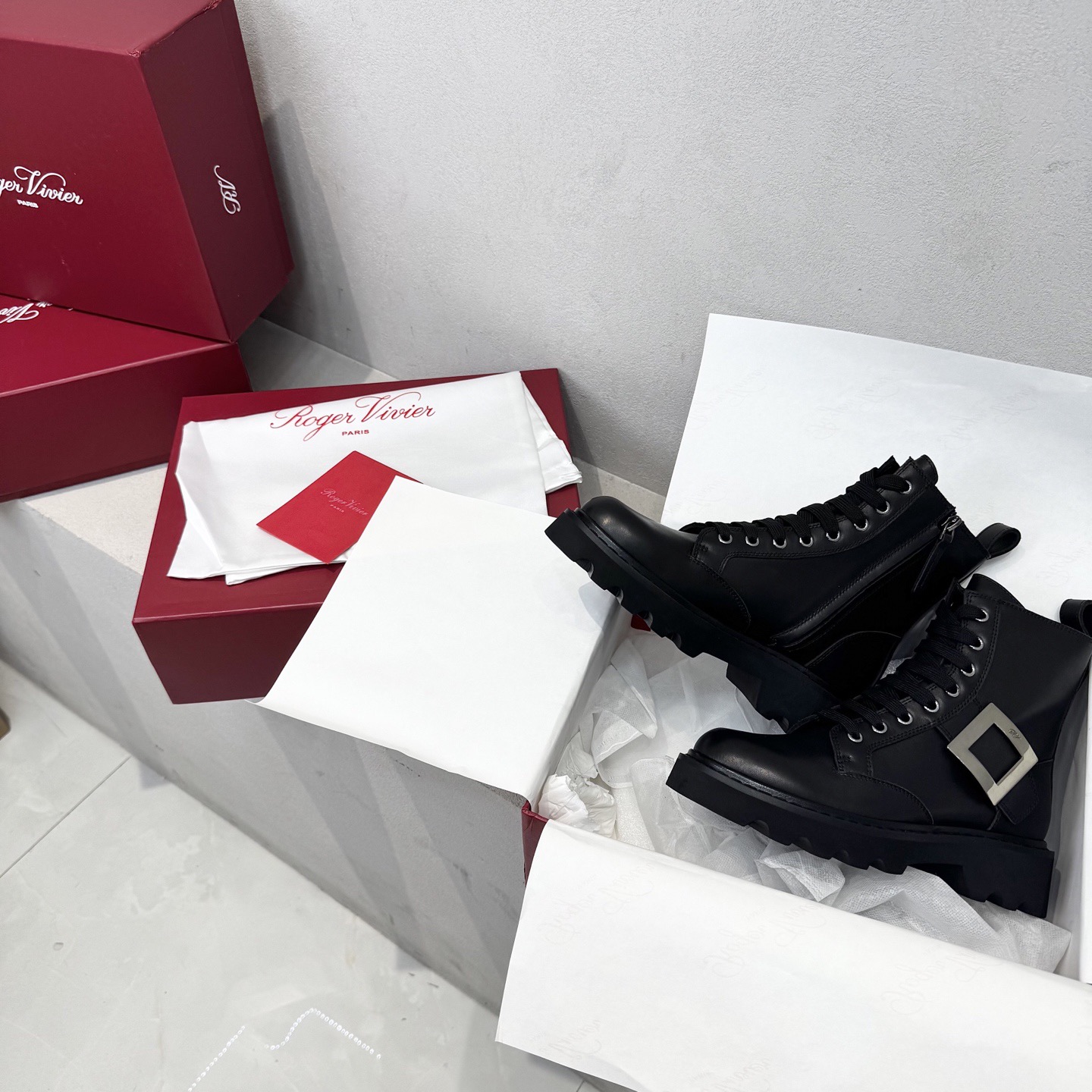 Roger Vivier 로저 비비에 Roger Vivier 로저 비비에 브이브 메탈 버클 러그솔 앵클부츠 1