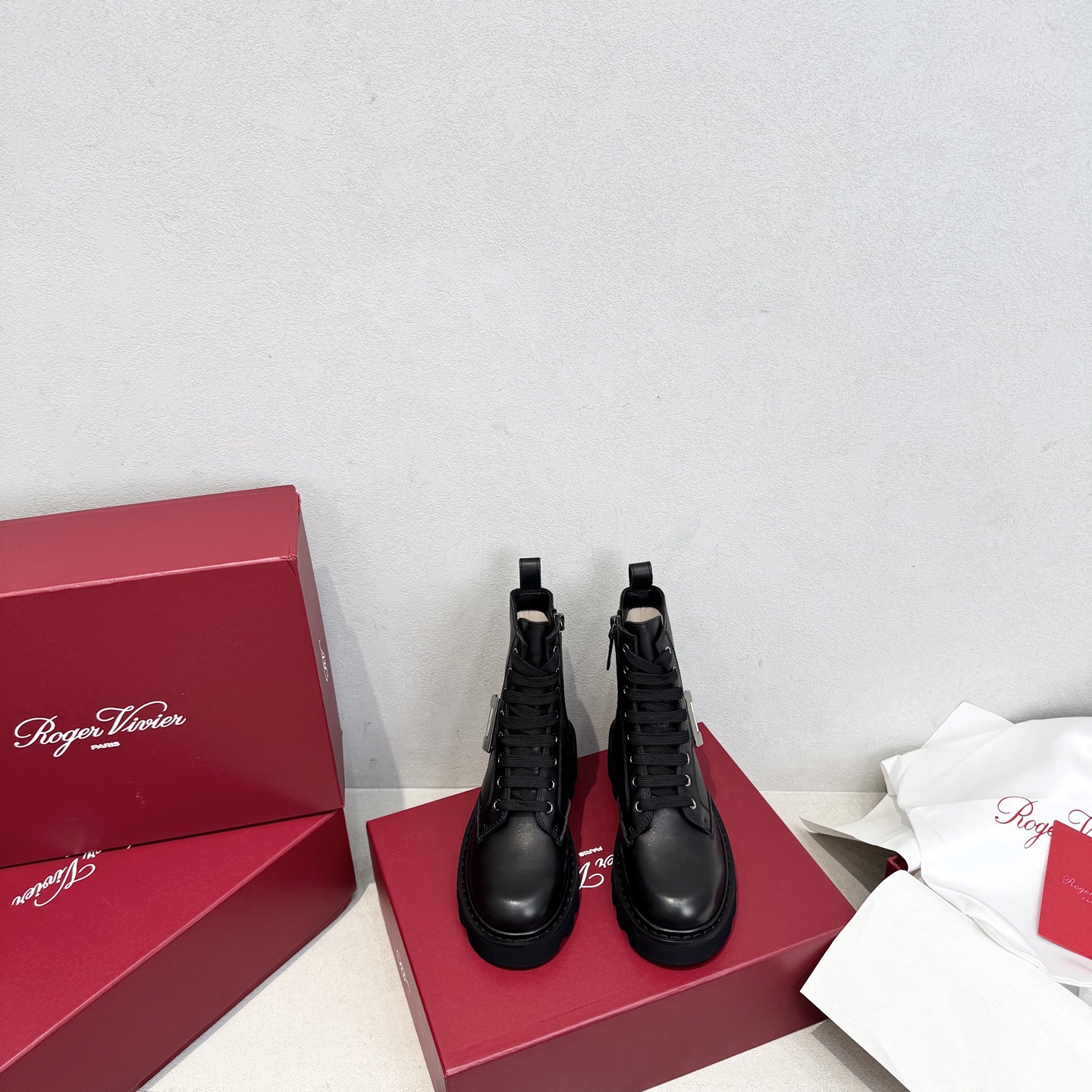 Roger Vivier 로저 비비에 Roger Vivier 로저 비비에 브이브 메탈 버클 러그솔 앵클부츠 2