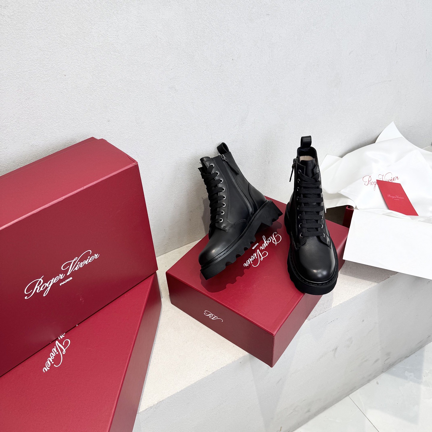 Roger Vivier 로저 비비에 Roger Vivier 로저 비비에 브이브 메탈 버클 러그솔 앵클부츠 3