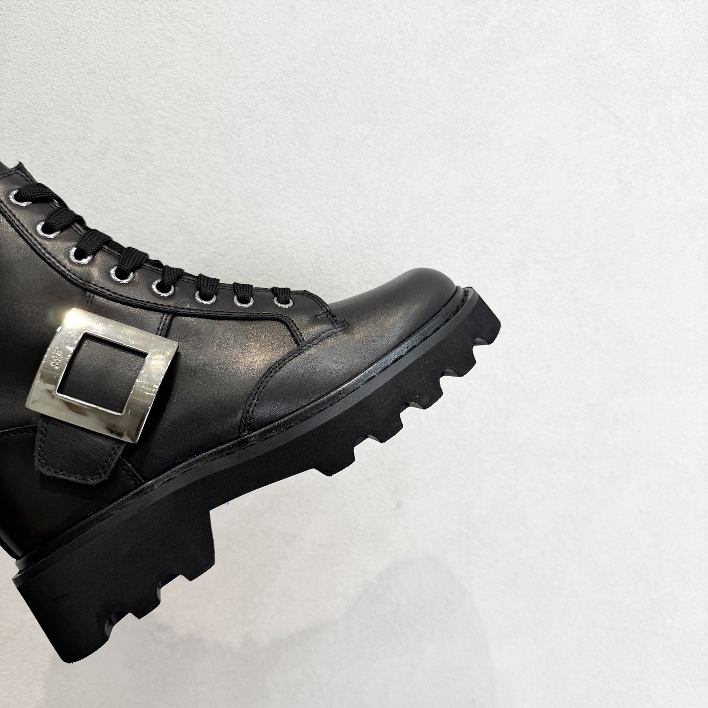 Roger Vivier 로저 비비에 Roger Vivier 로저 비비에 브이브 메탈 버클 러그솔 앵클부츠 4