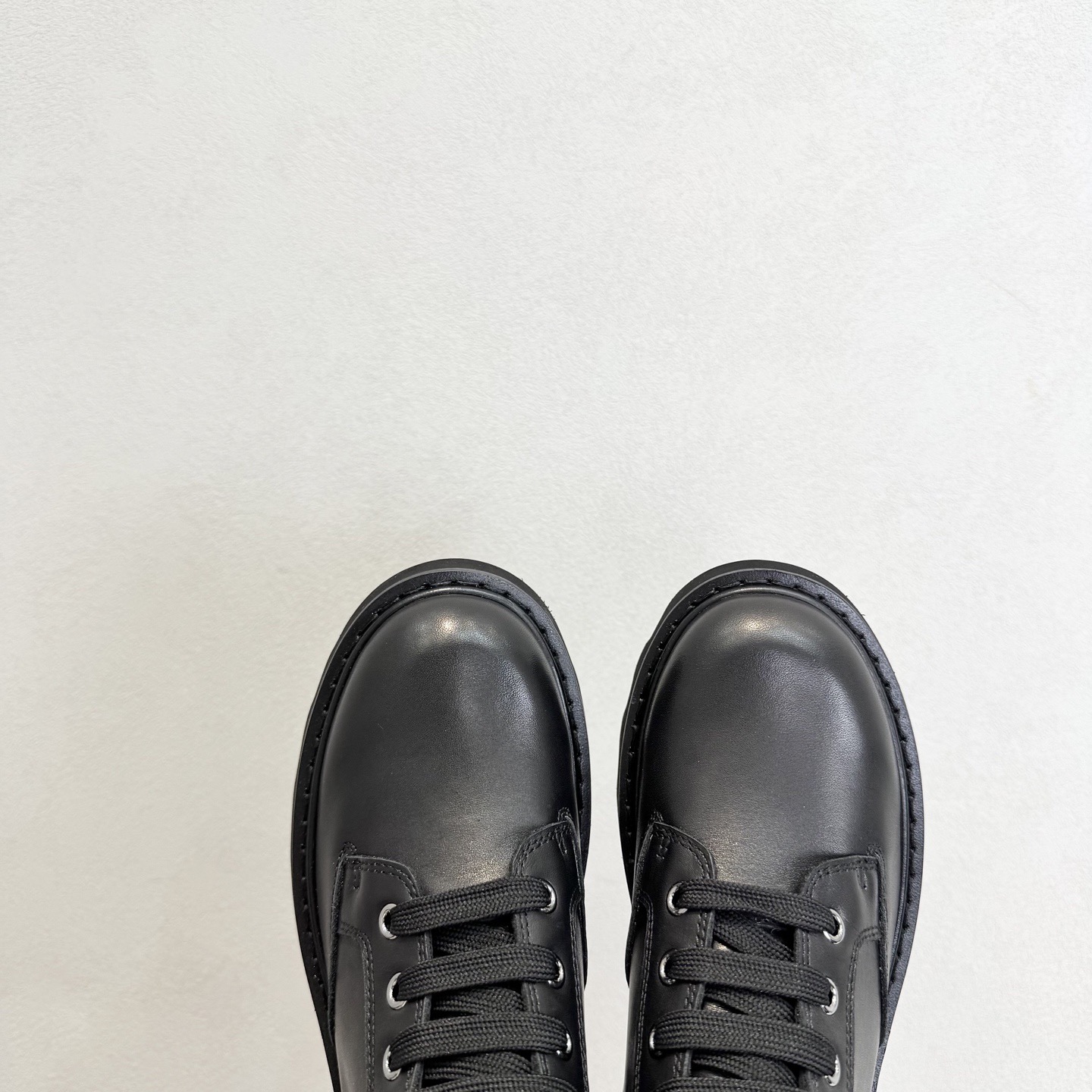 Roger Vivier 로저 비비에 Roger Vivier 로저 비비에 브이브 메탈 버클 러그솔 앵클부츠 5