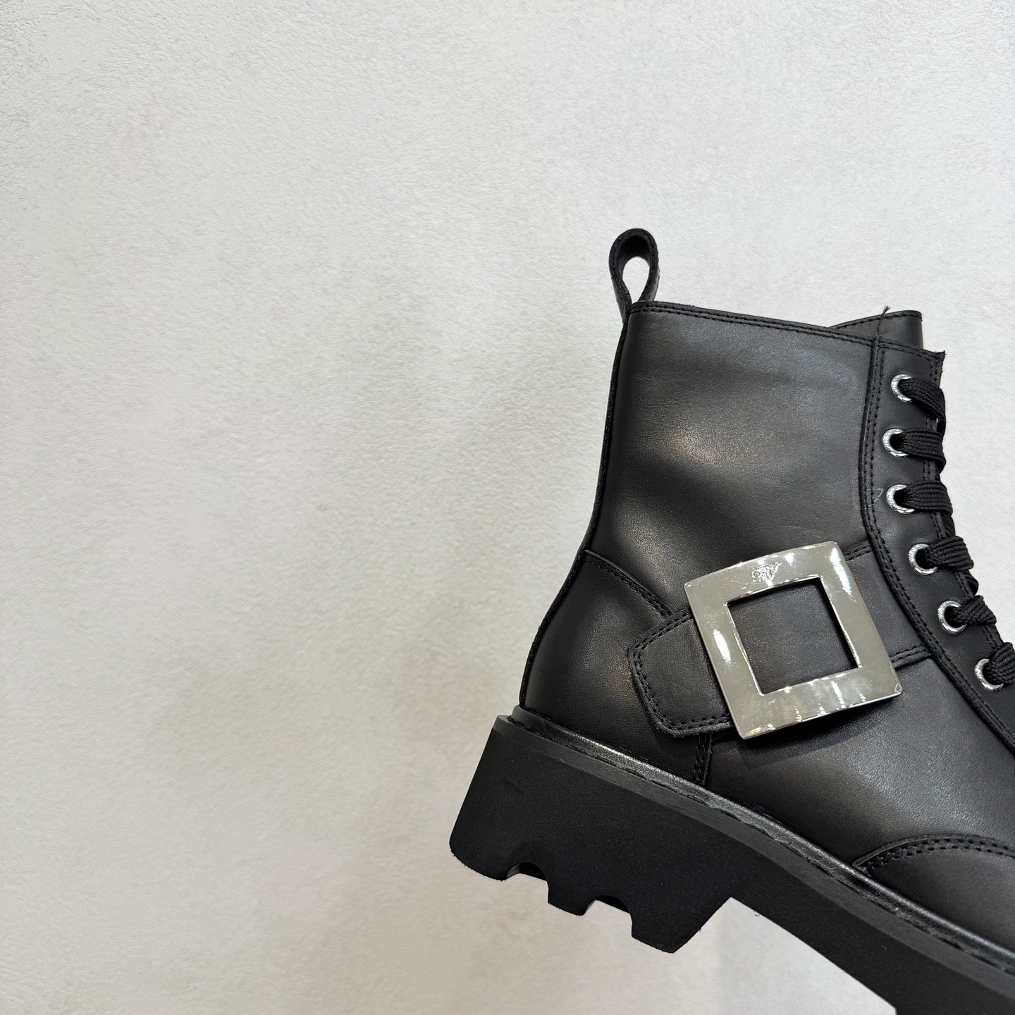 Roger Vivier 로저 비비에 Roger Vivier 로저 비비에 브이브 메탈 버클 러그솔 앵클부츠 7