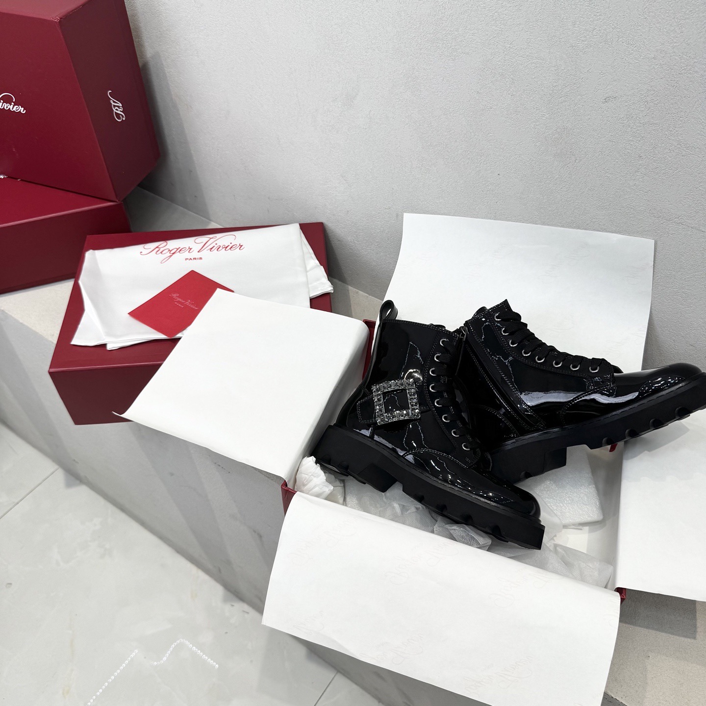 Roger Vivier 로저 비비에 Roger Vivier 로저 비비에 브이브 메탈 버클 러그솔 앵클부츠 1