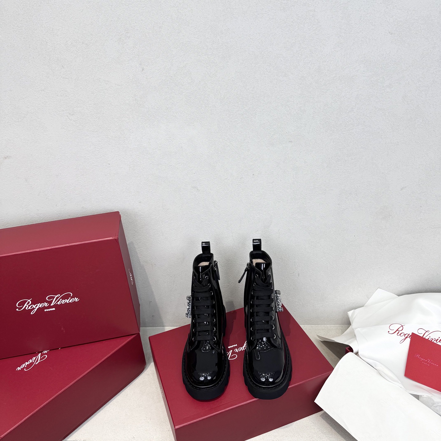 Roger Vivier 로저 비비에 Roger Vivier 로저 비비에 브이브 메탈 버클 러그솔 앵클부츠 2