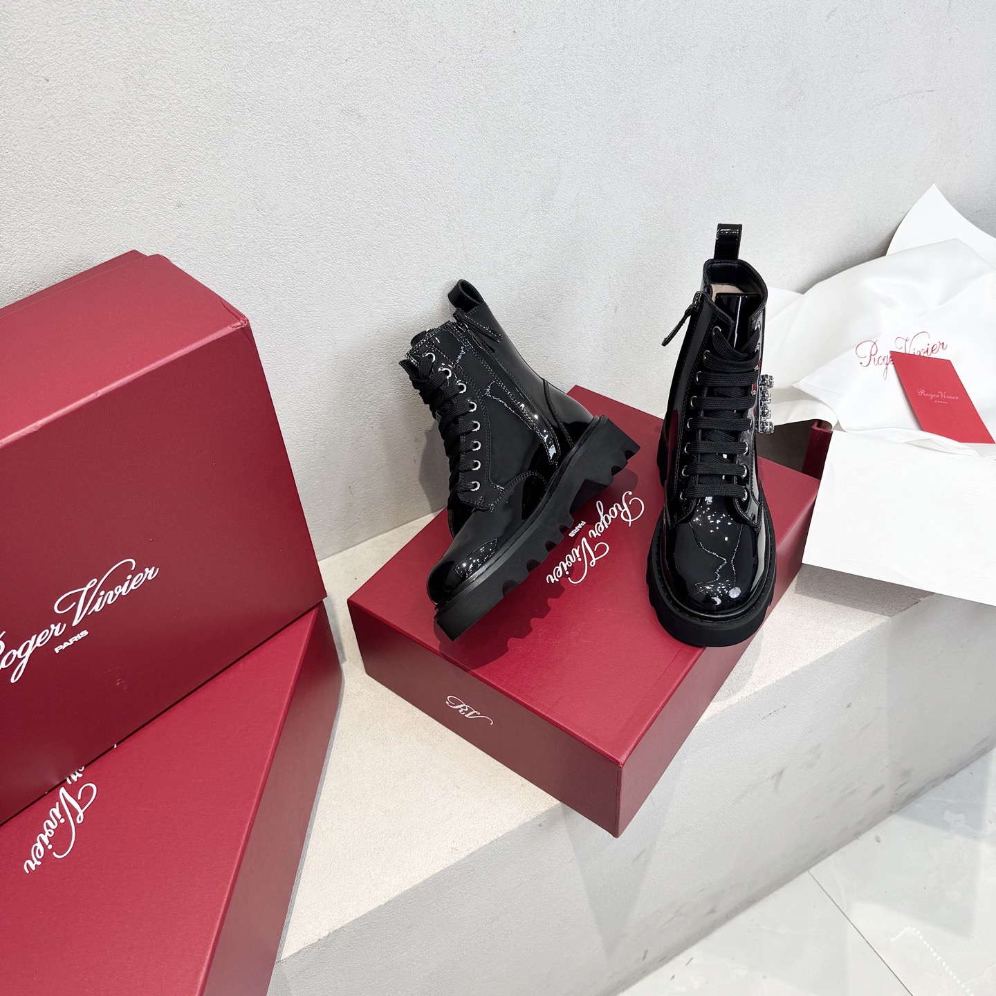 Roger Vivier 로저 비비에 Roger Vivier 로저 비비에 브이브 메탈 버클 러그솔 앵클부츠 3
