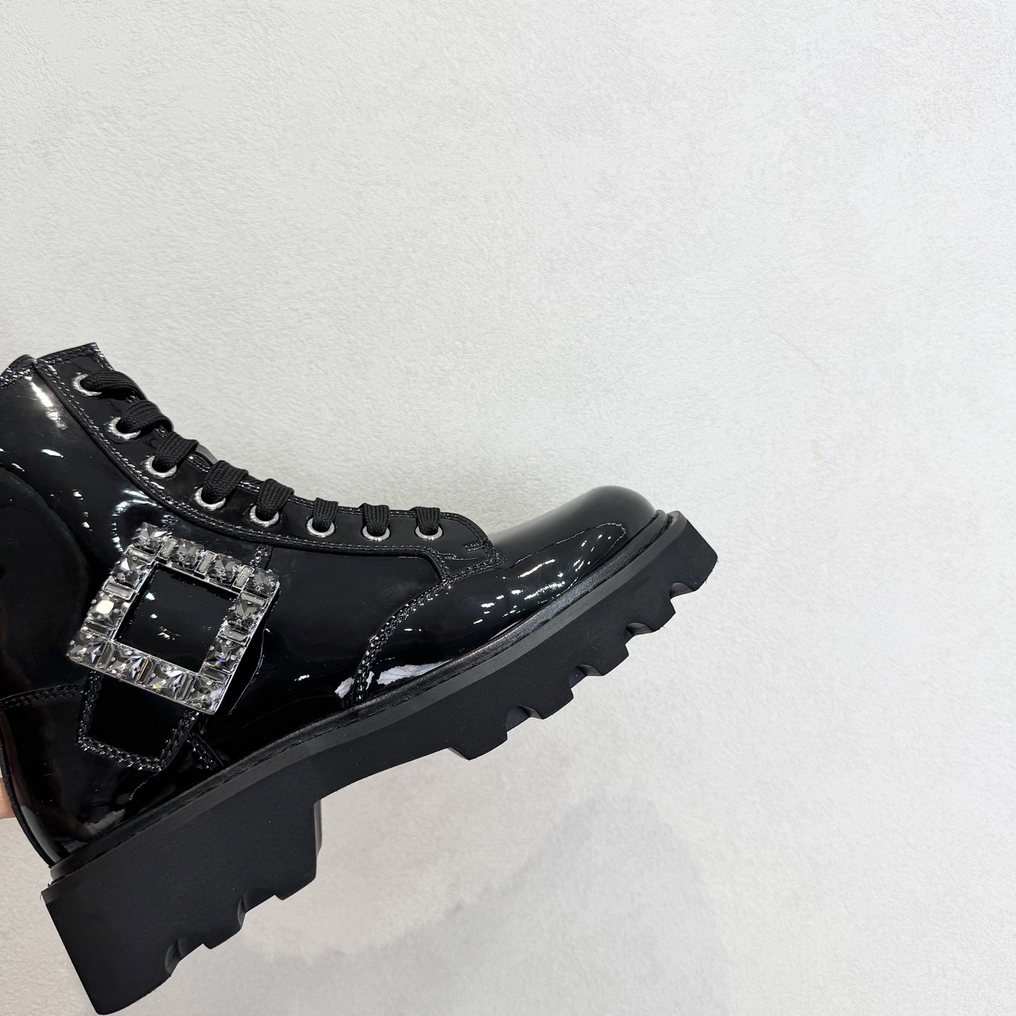 Roger Vivier 로저 비비에 Roger Vivier 로저 비비에 브이브 메탈 버클 러그솔 앵클부츠 4