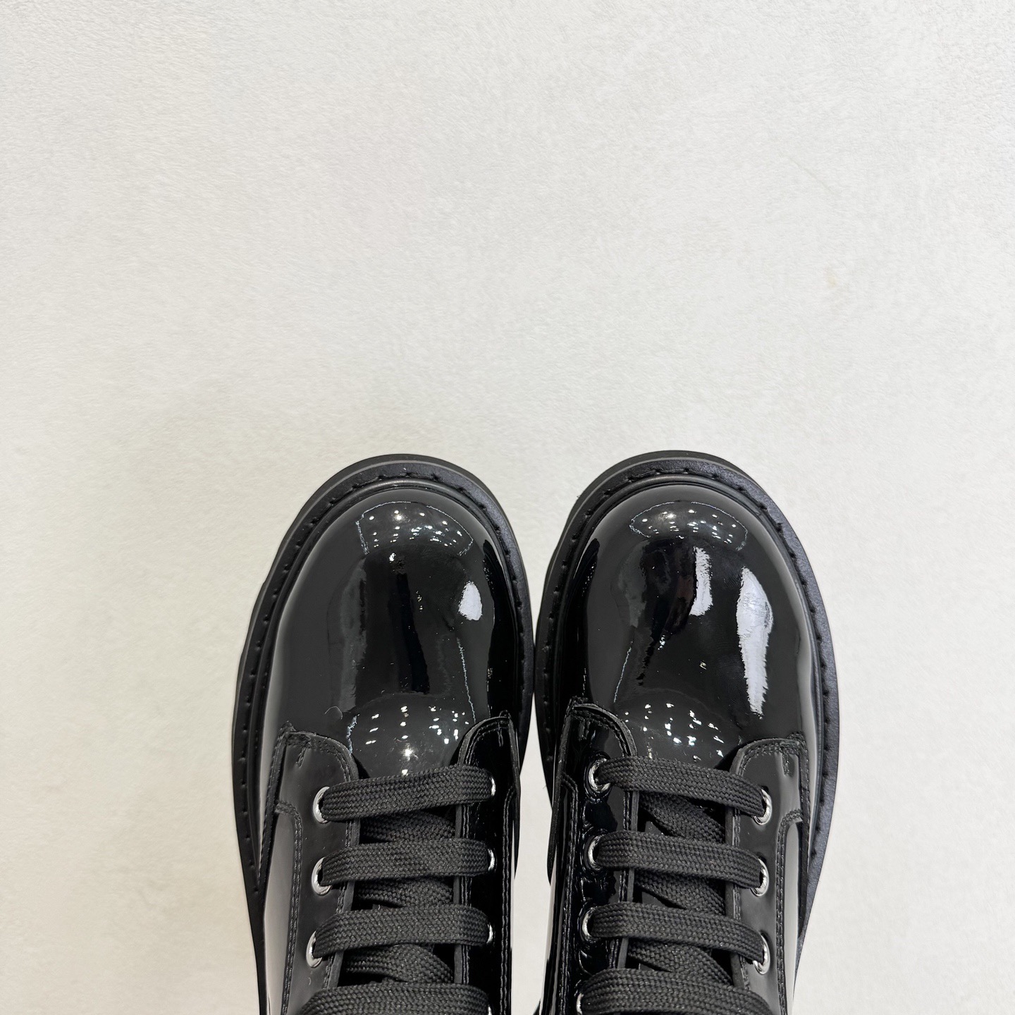 Roger Vivier 로저 비비에 Roger Vivier 로저 비비에 브이브 메탈 버클 러그솔 앵클부츠 5