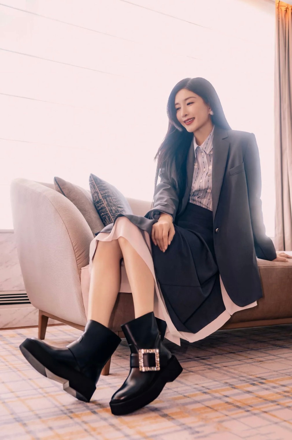 Roger Vivier 로저 비비에 Roger Vivier 로저 비비에 메탈 버클 플랫폼 앵클부츠 4