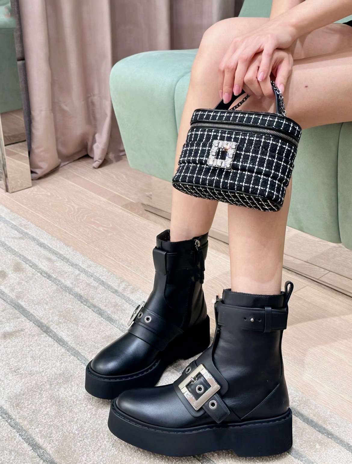 Roger Vivier 로저 비비에 Roger Vivier 로저 비비에 메탈 버클 레더 앵클 부츠 5