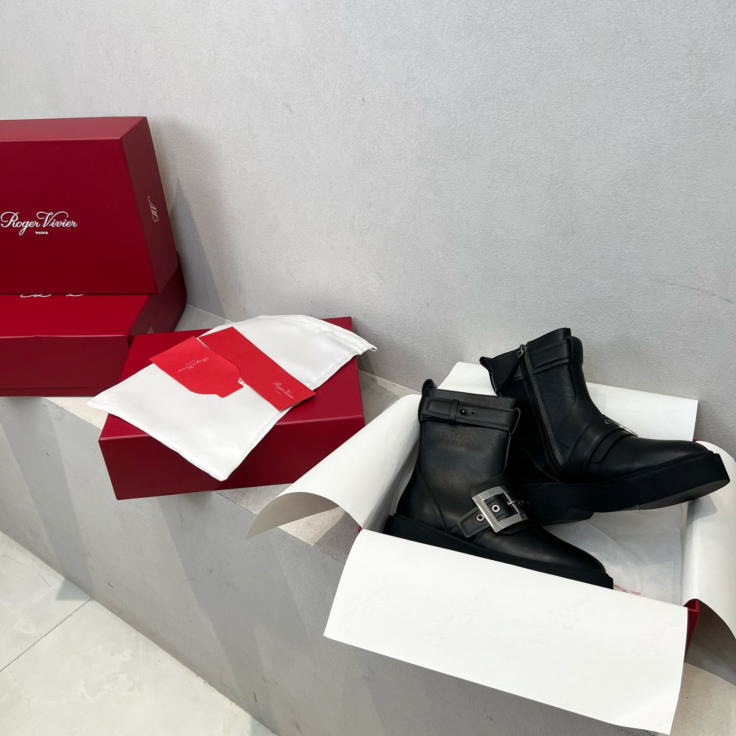 Roger Vivier 로저 비비에 Roger Vivier 로저 비비에 메탈 버클 레더 앵클 부츠 7