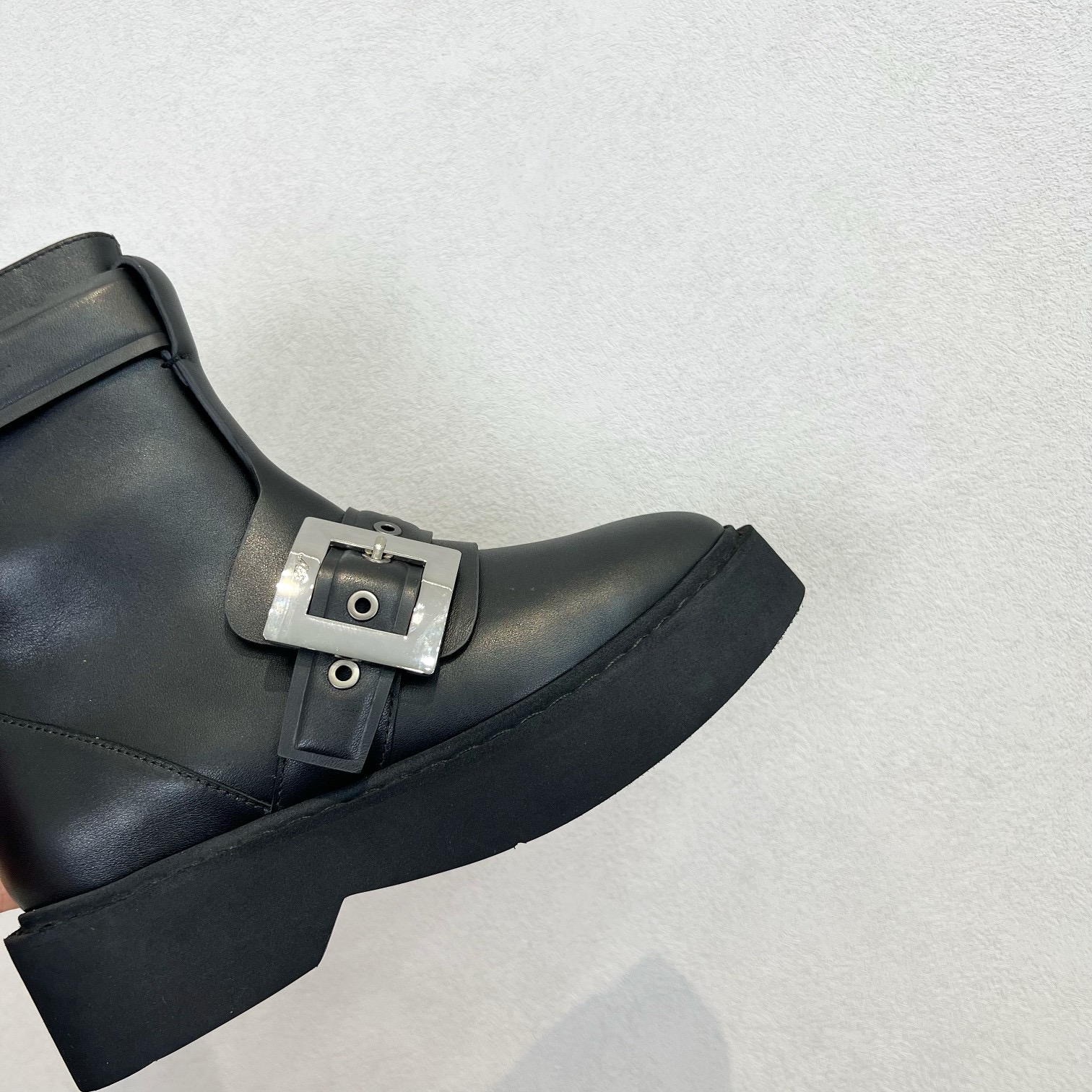 Roger Vivier 로저 비비에 Roger Vivier 로저 비비에 메탈 버클 레더 앵클 부츠 10