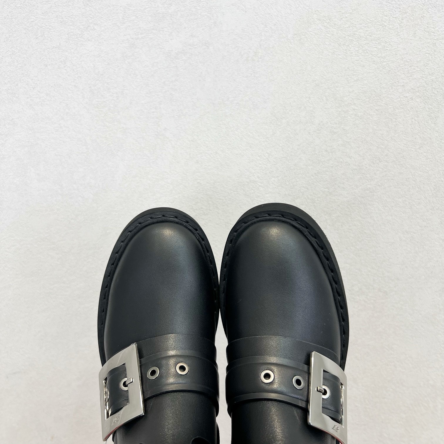 Roger Vivier 로저 비비에 Roger Vivier 로저 비비에 메탈 버클 레더 앵클 부츠 11