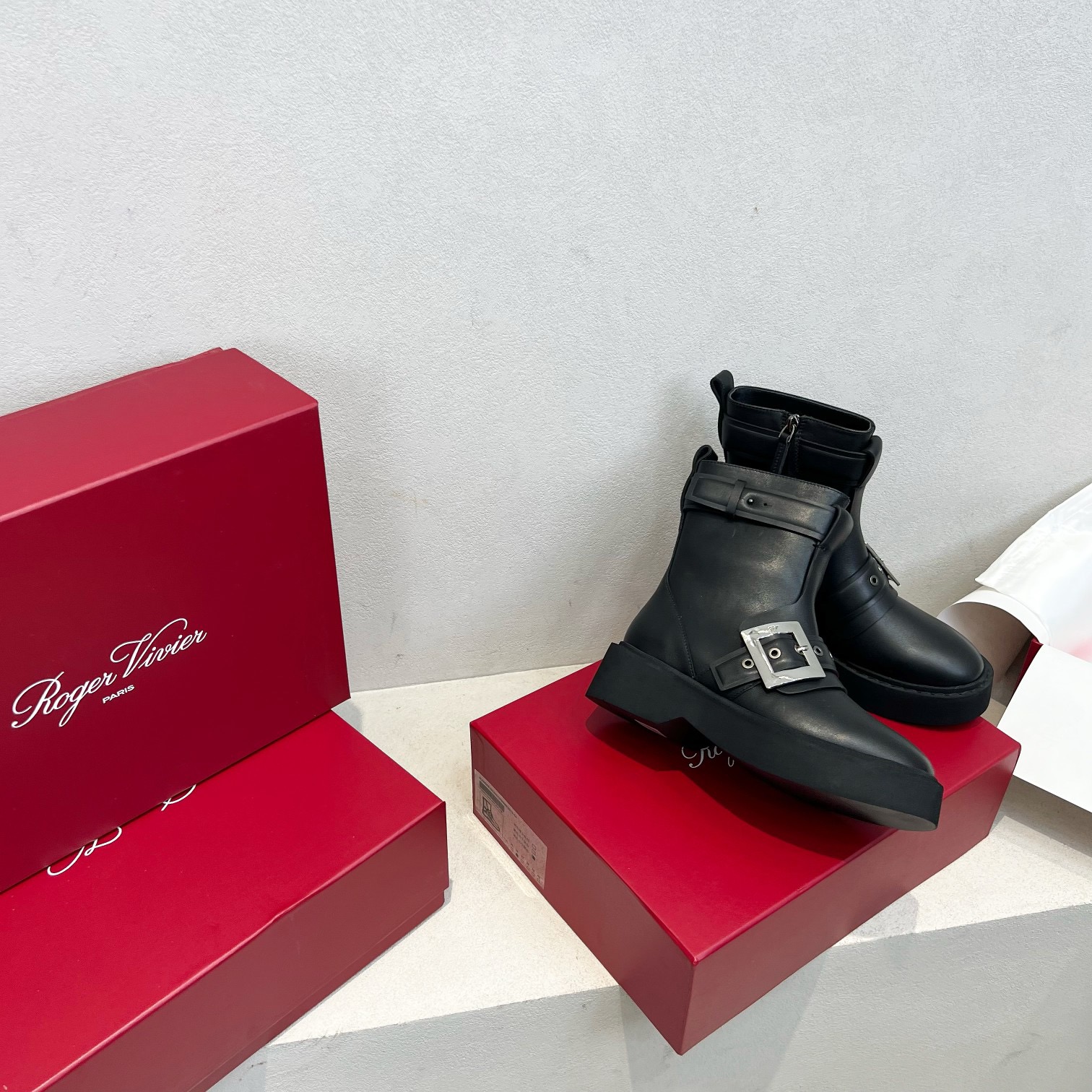 Roger Vivier 로저 비비에 Roger Vivier 로저 비비에 메탈 버클 레더 앵클 부츠 12