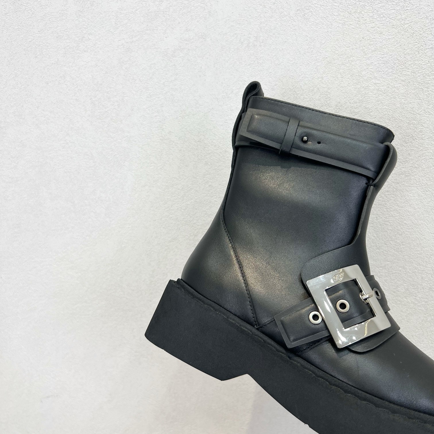 Roger Vivier 로저 비비에 Roger Vivier 로저 비비에 메탈 버클 레더 앵클 부츠 13