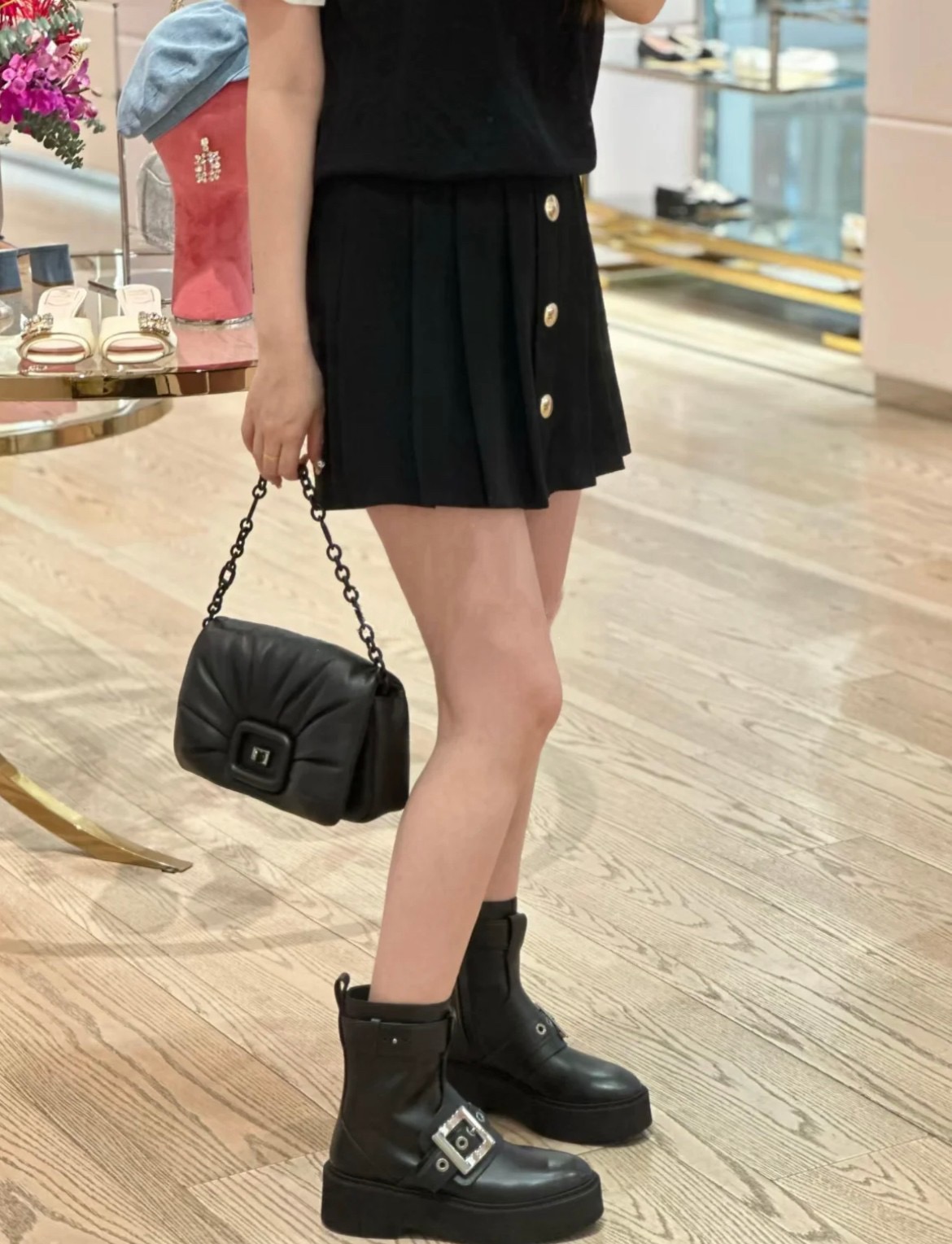 Roger Vivier 로저 비비에 Roger Vivier 로저 비비에 메탈 버클 레더 앵클 부츠 1