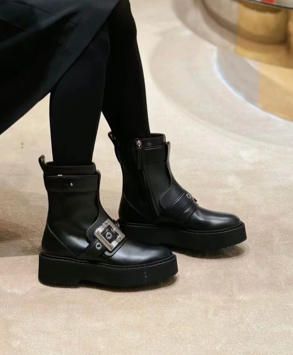 Roger Vivier 로저 비비에 Roger Vivier 로저 비비에 메탈 버클 레더 앵클 부츠 4