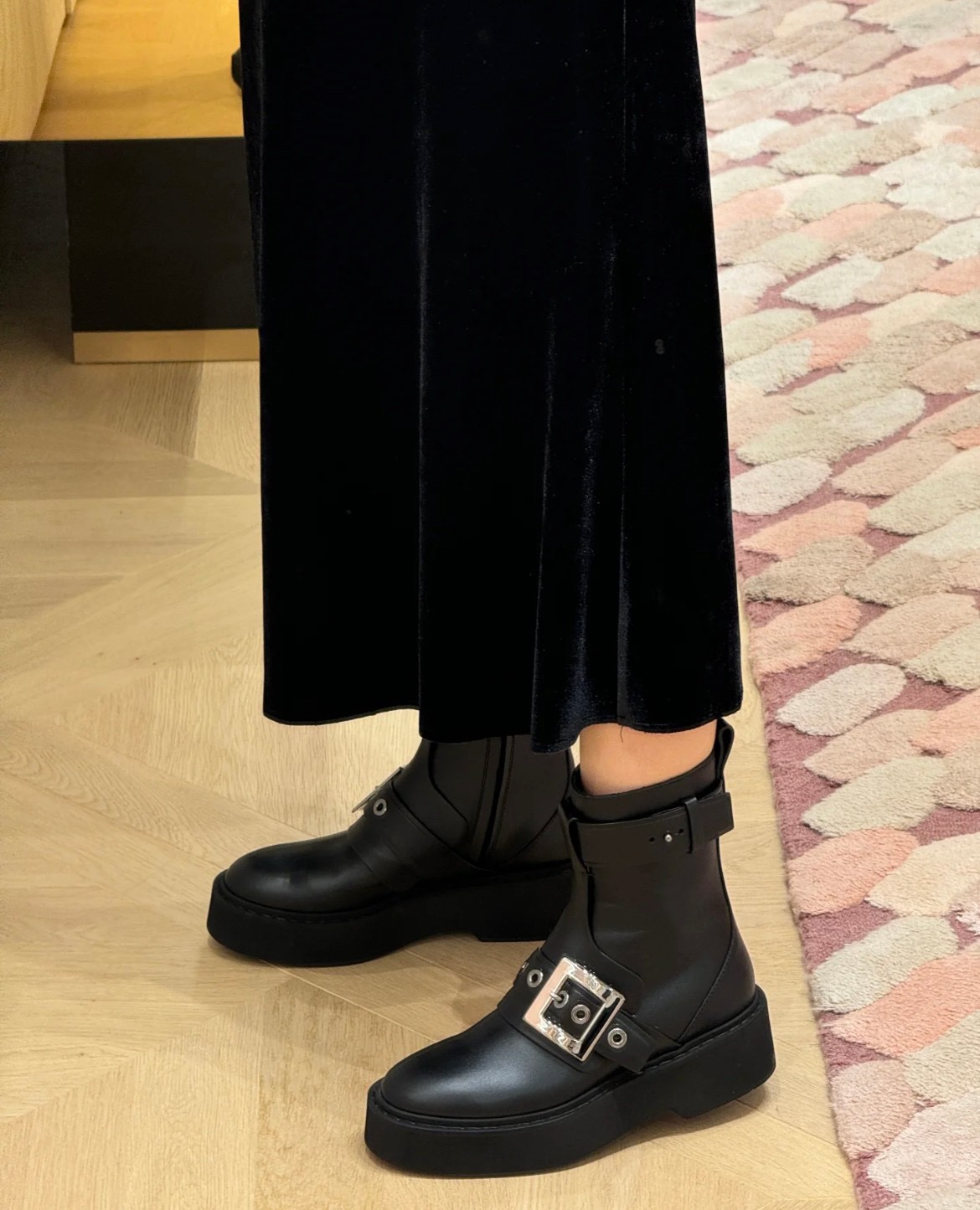 Roger Vivier 로저 비비에 Roger Vivier 로저 비비에 메탈 버클 레더 앵클 부츠 6