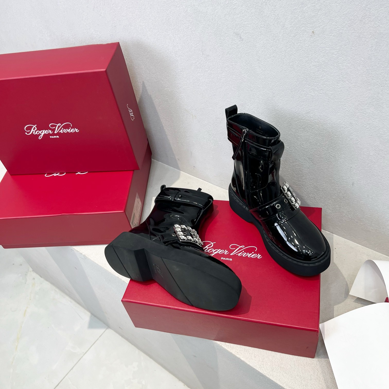 Roger Vivier 로저 비비에 Roger Vivier 로저 비비에 메탈 버클 레더 앵클 부츠 14
