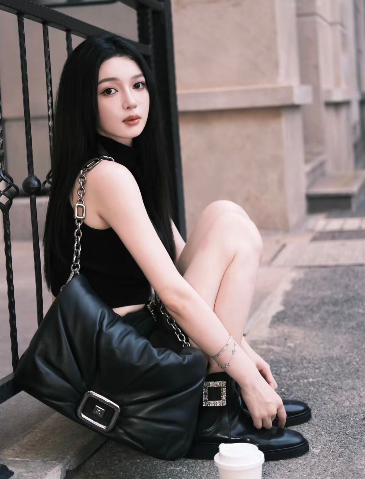 Roger Vivier 로저 비비에 Roger Vivier 로저 비비에 벨크리스탈 첼시 앵클부츠 2