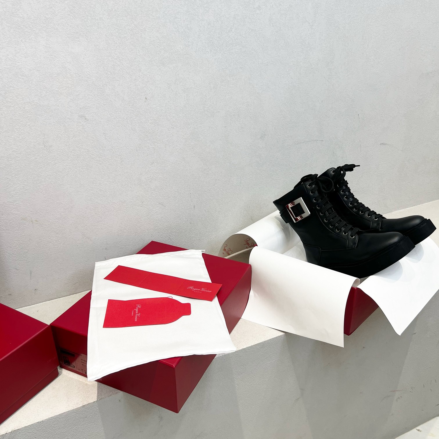 Roger Vivier 로저 비비에 비브 스트라스 버클 레이스업 앵클 부츠 1