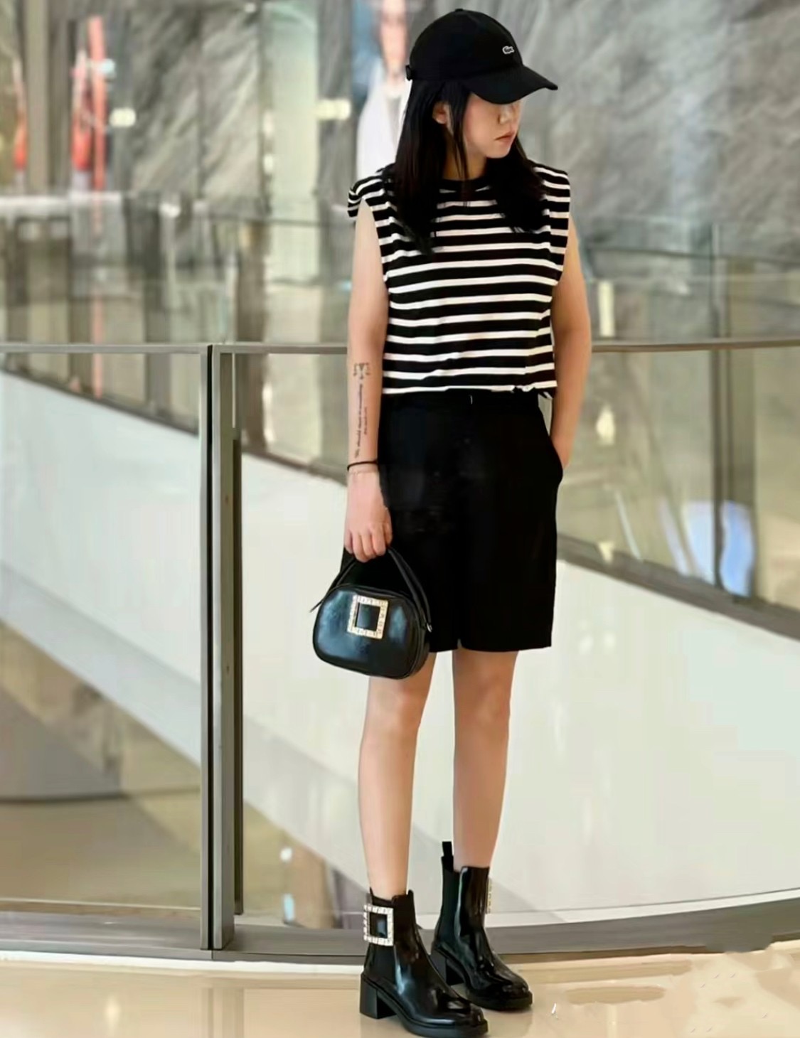 Roger Vivier 로저 비비에 Roger Vivier 로저 비비에 벨크리스탈 첼시 앵클부츠 1