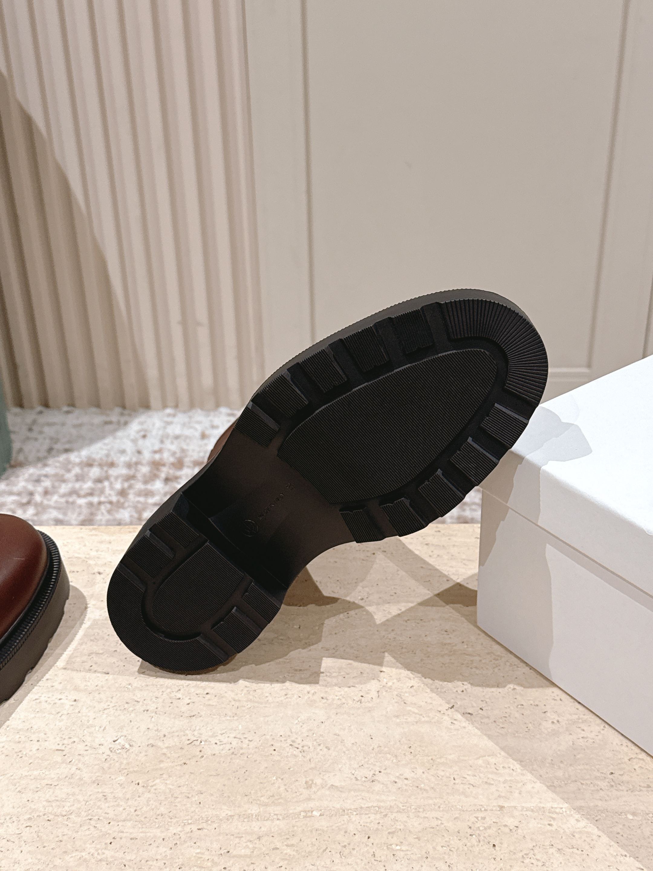 THE ROW 더로우 브라운 레더 앵클부츠 9