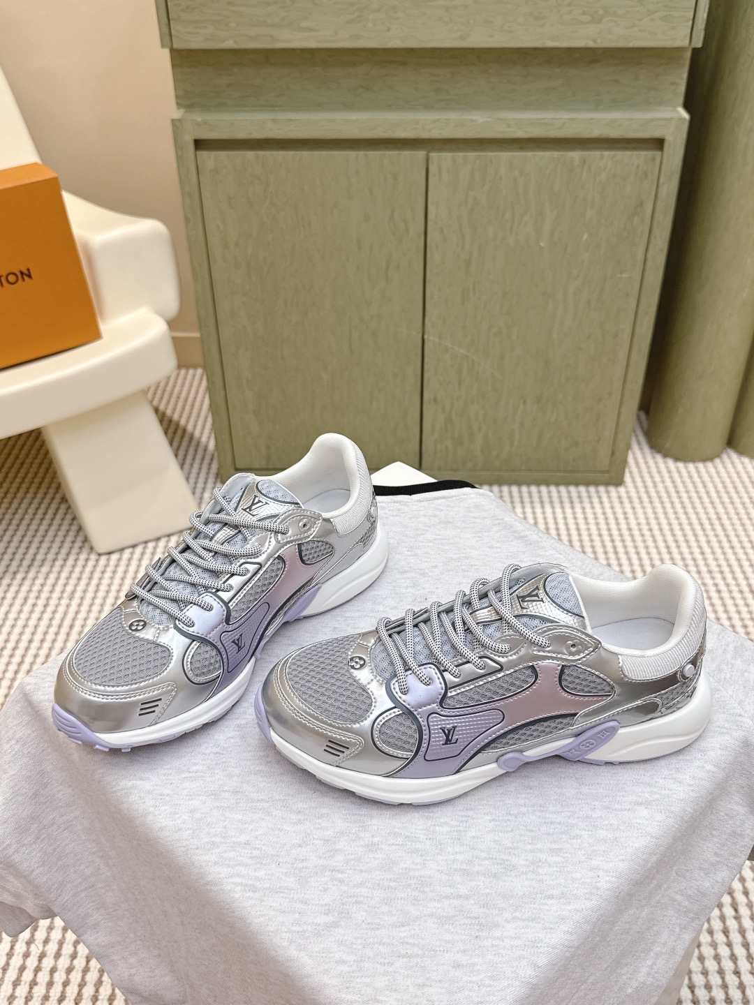 LOUIS VUITTON 루이비통 올림피아 메탈릭 러닝 스니커즈 2