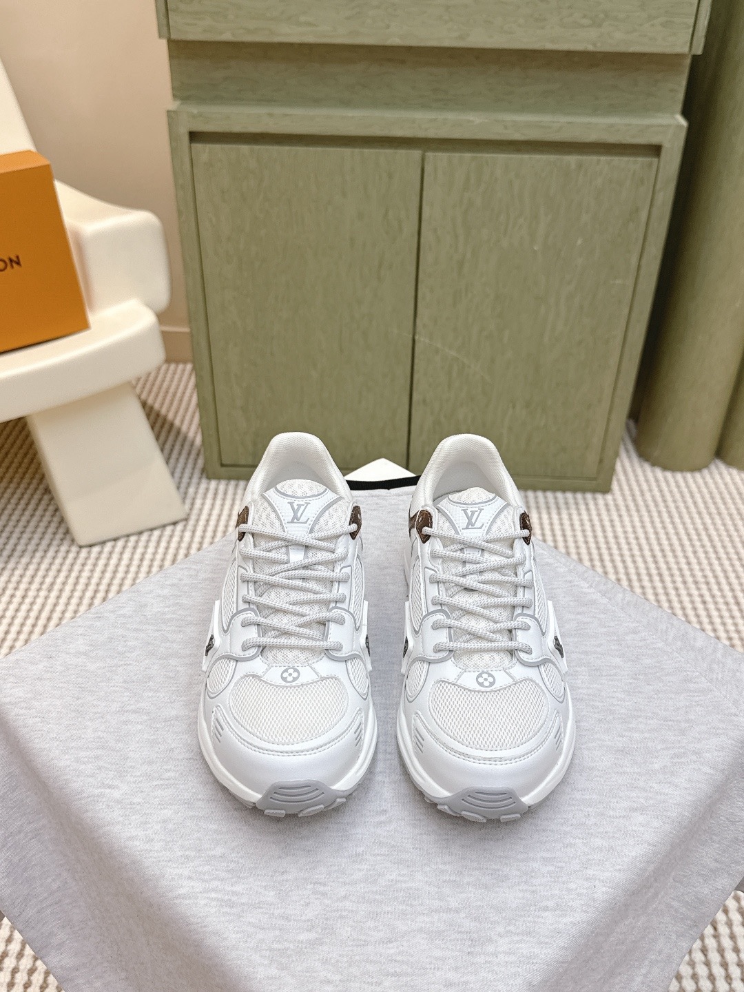 LOUIS VUITTON 루이비통 올림피아 메탈릭 러닝 스니커즈 1