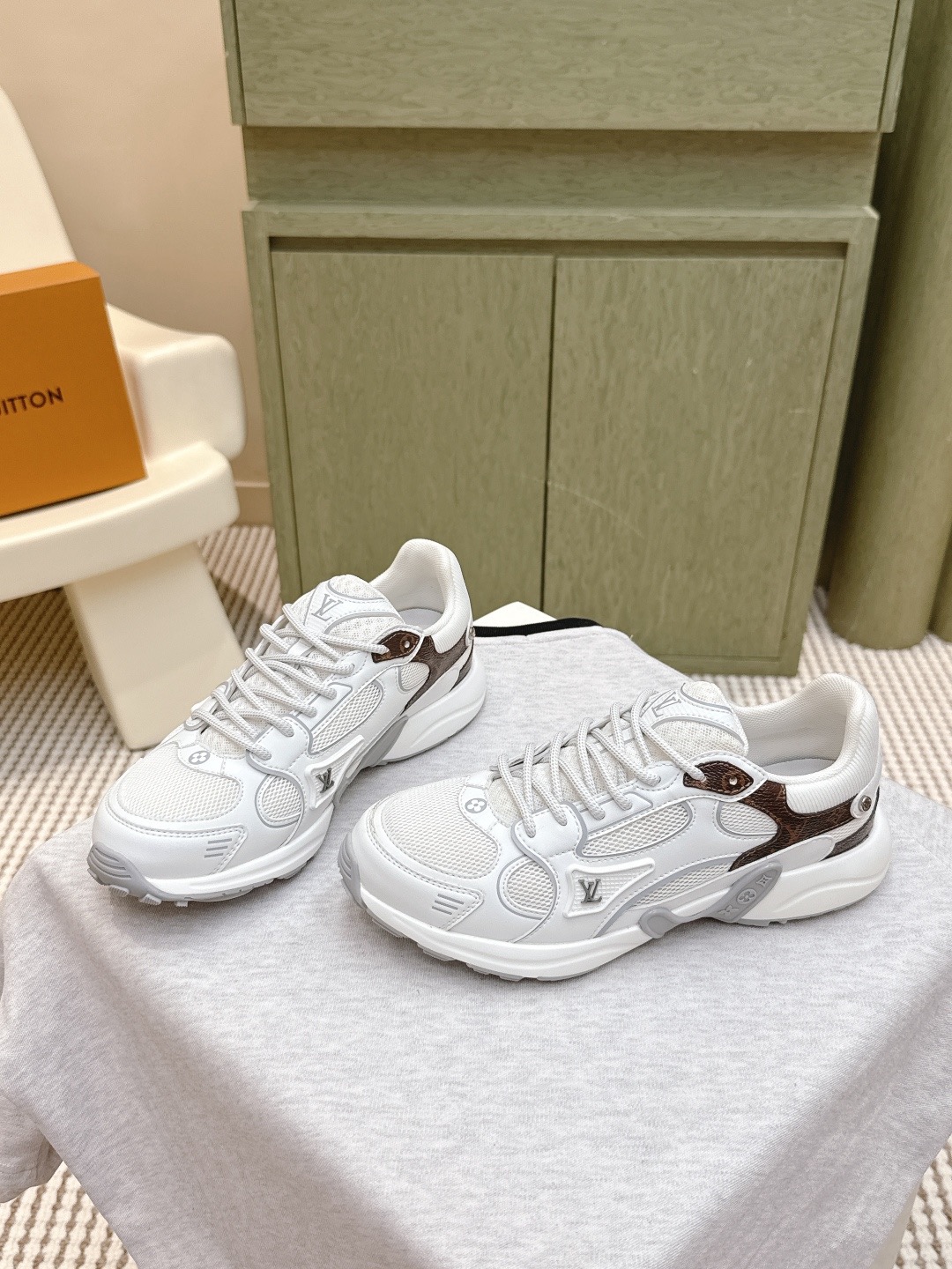 LOUIS VUITTON 루이비통 올림피아 메탈릭 러닝 스니커즈 2