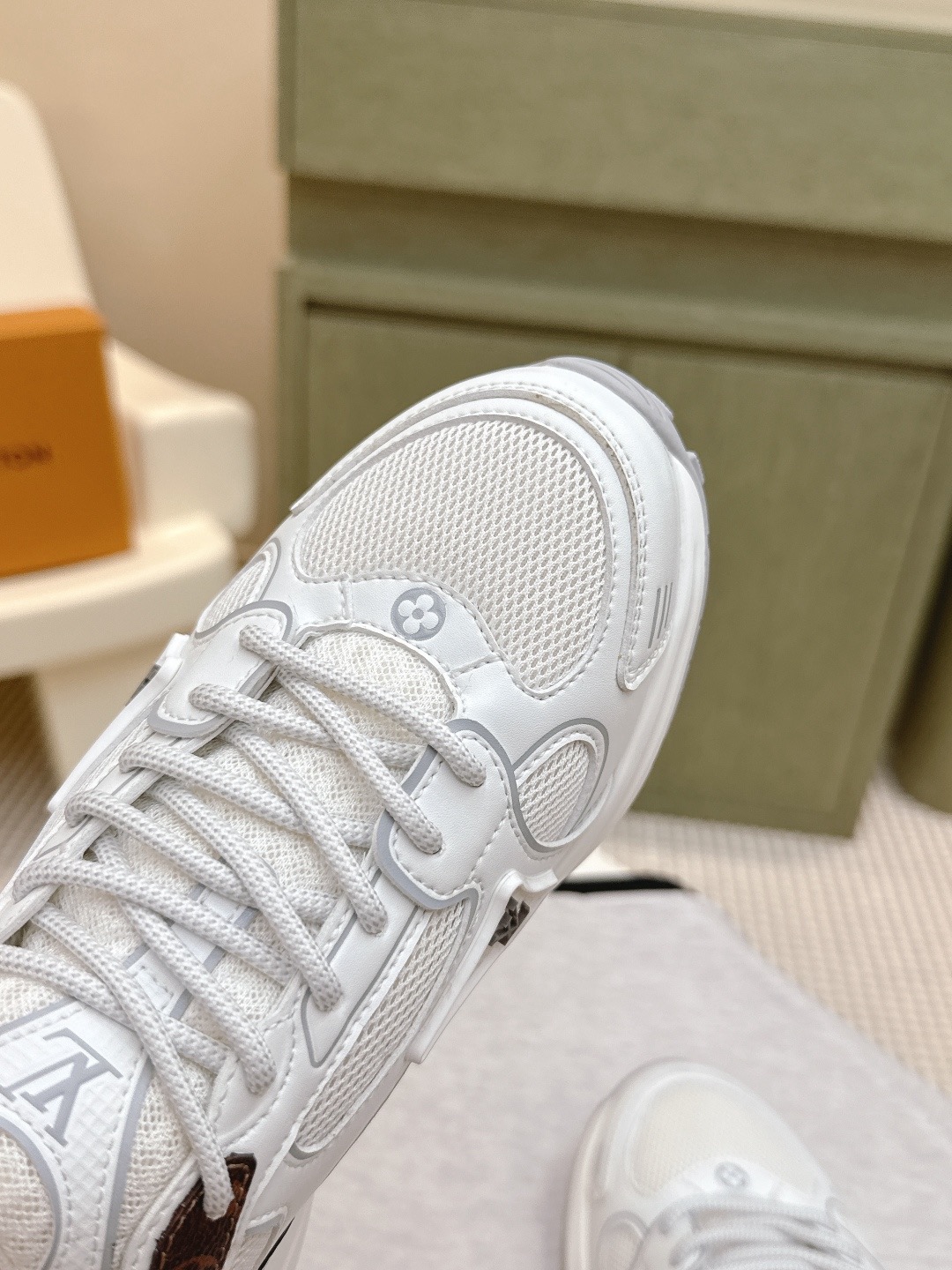 LOUIS VUITTON 루이비통 올림피아 메탈릭 러닝 스니커즈 4