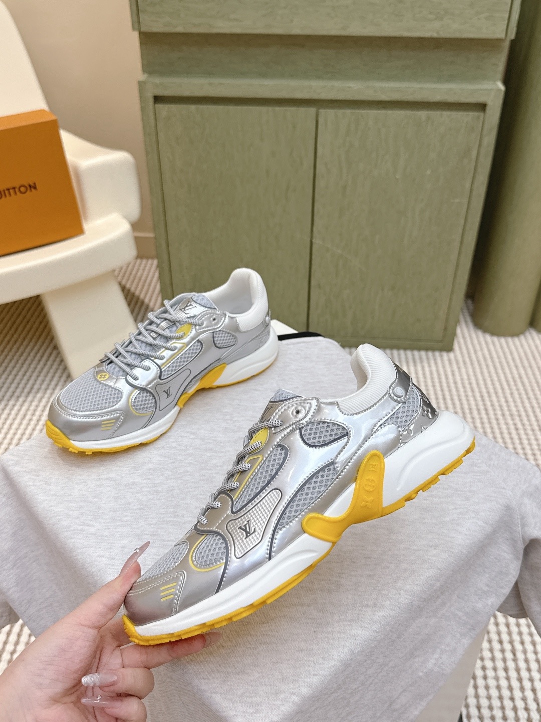 LOUIS VUITTON 루이비통 올림피아 메탈릭 러닝 스니커즈 2