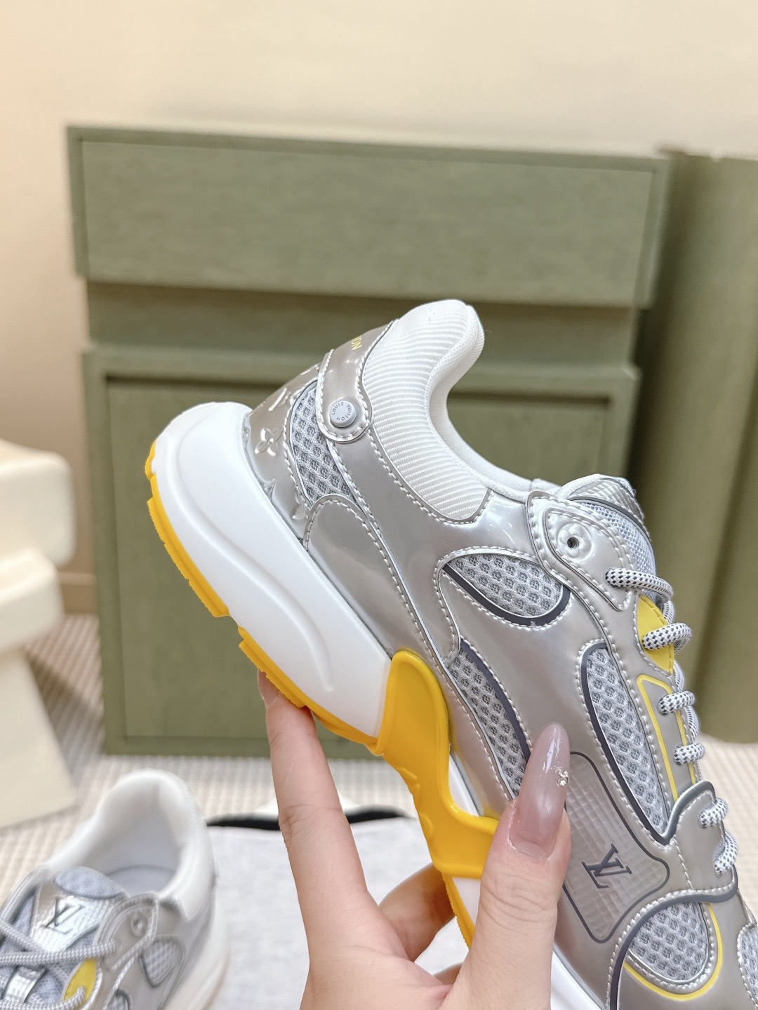 LOUIS VUITTON 루이비통 올림피아 메탈릭 러닝 스니커즈 4