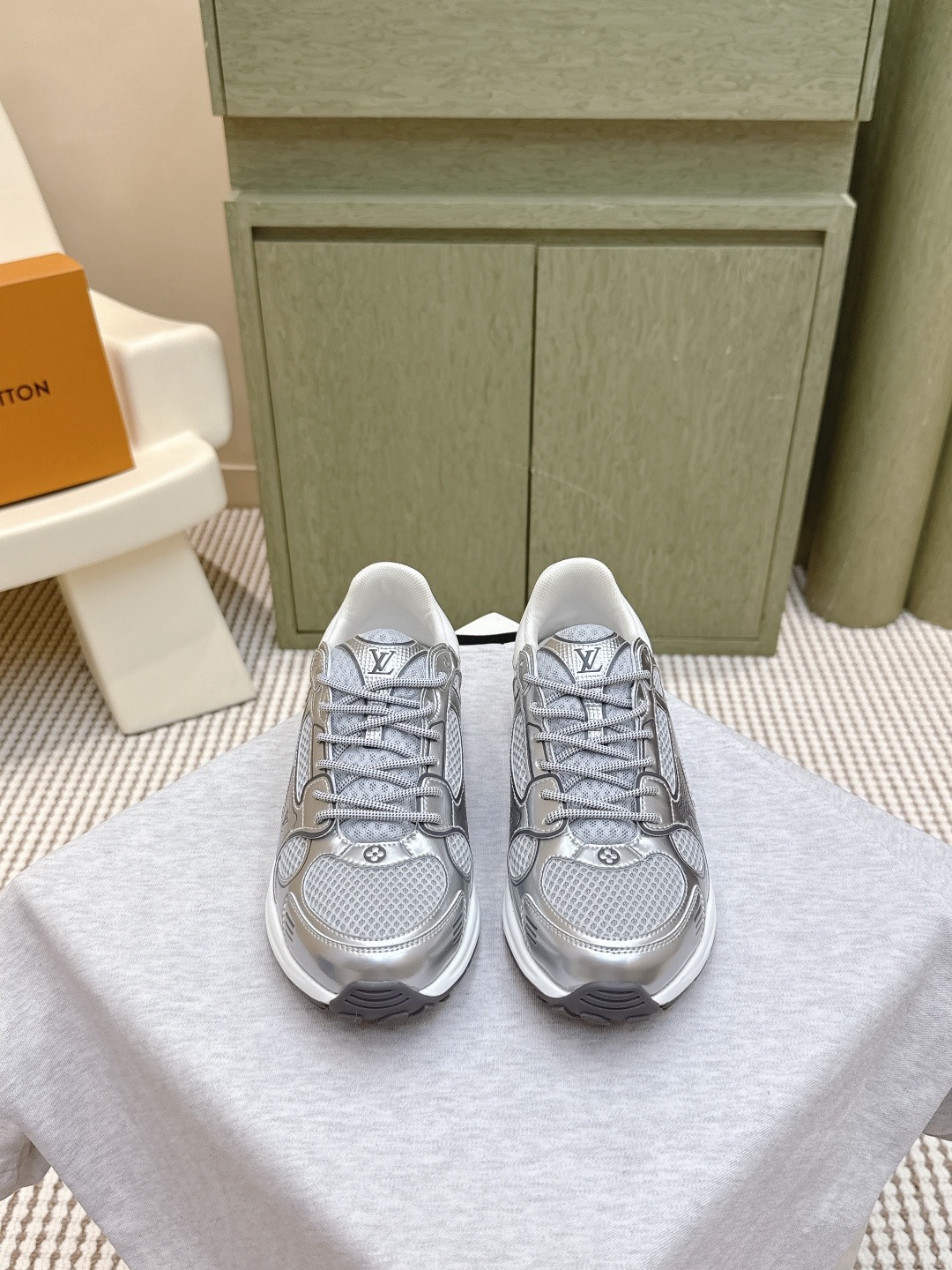 LOUIS VUITTON 루이비통 올림피아 메탈릭 러닝 스니커즈 1
