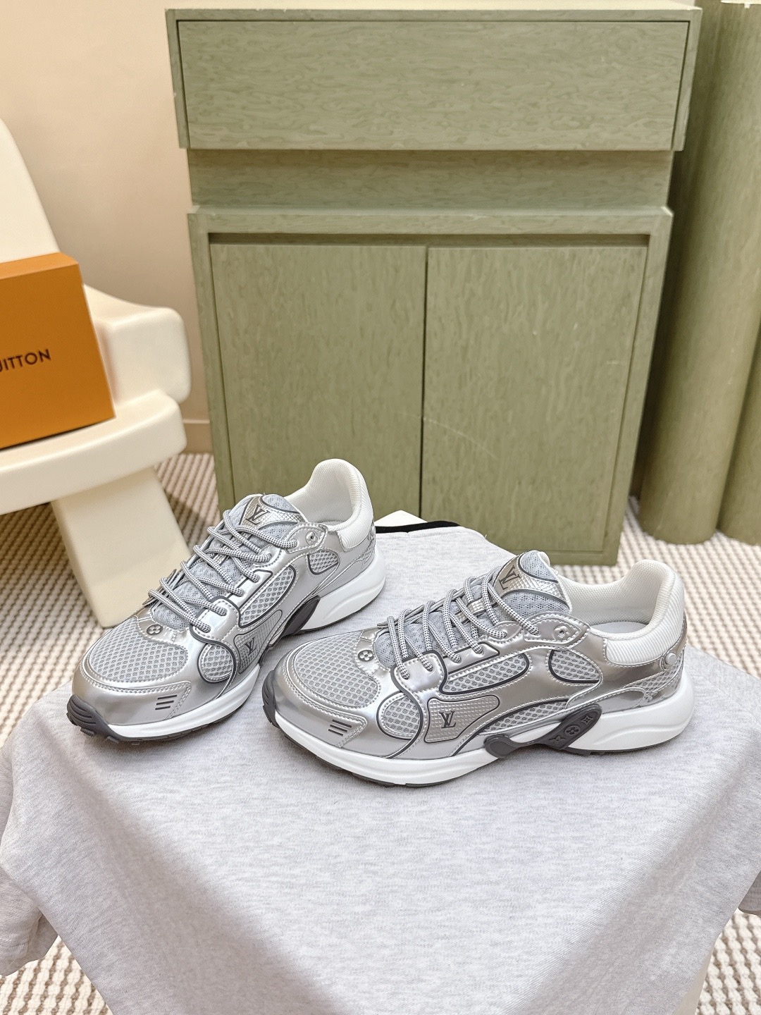 LOUIS VUITTON 루이비통 올림피아 메탈릭 러닝 스니커즈 2