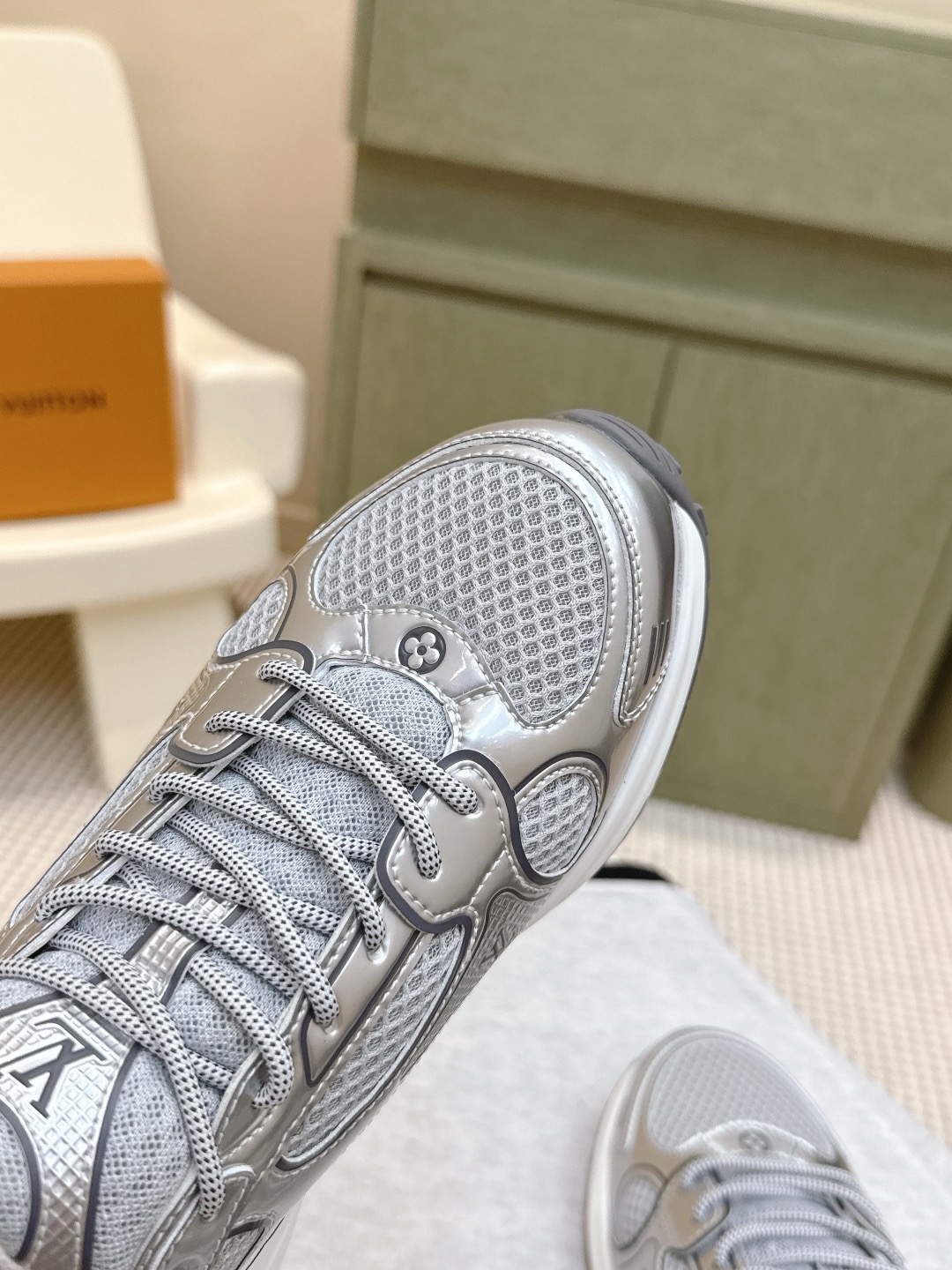 LOUIS VUITTON 루이비통 올림피아 메탈릭 러닝 스니커즈 4