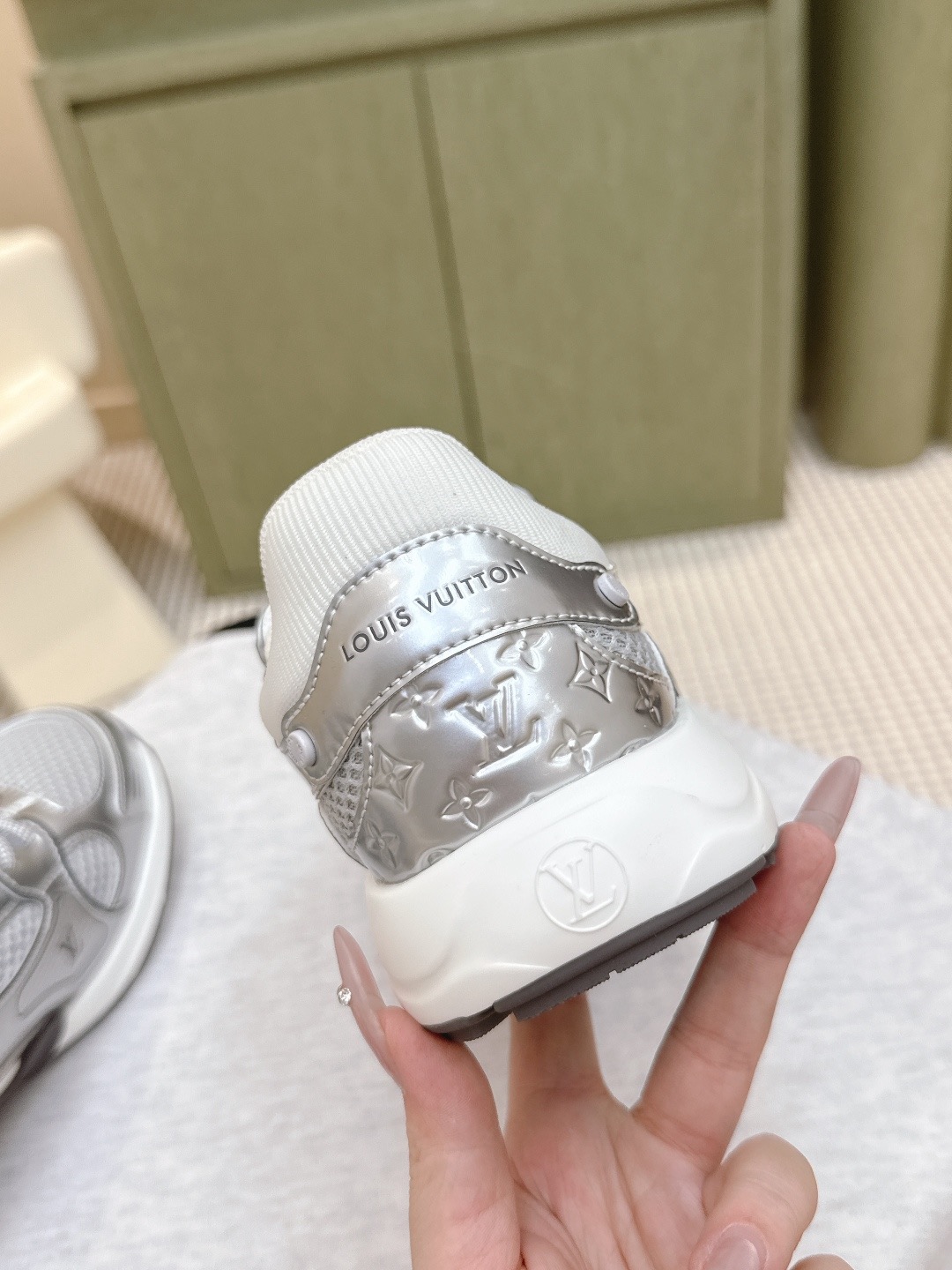 LOUIS VUITTON 루이비통 올림피아 메탈릭 러닝 스니커즈 5