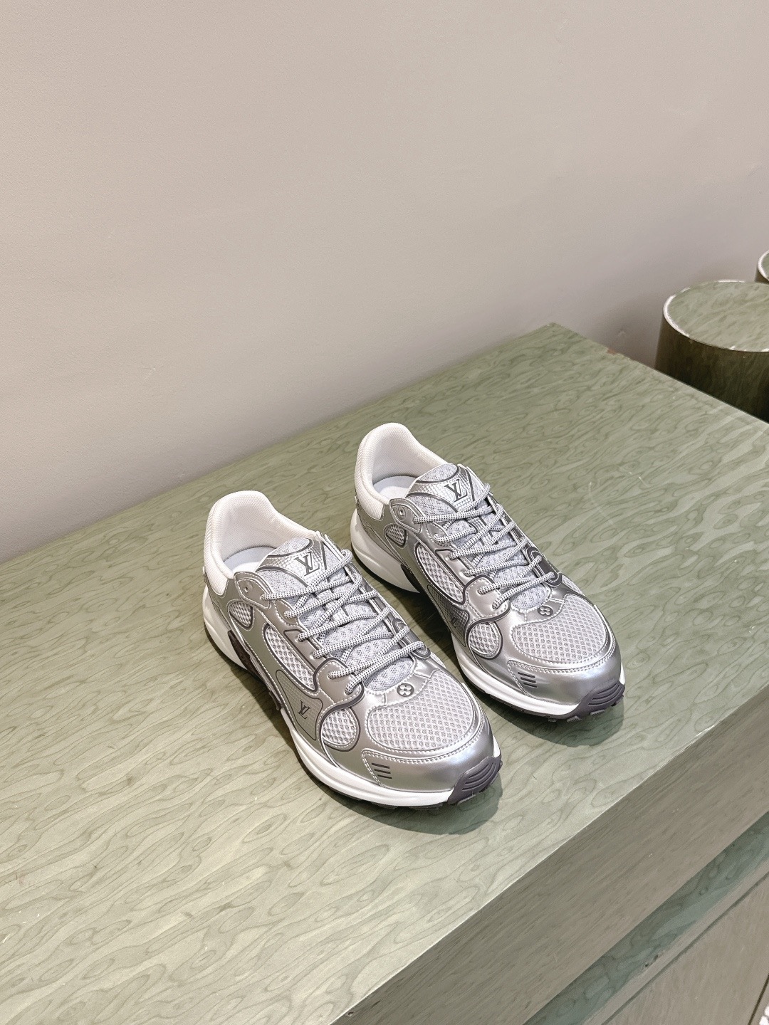 LOUIS VUITTON 루이비통 올림피아 메탈릭 러닝 스니커즈 7