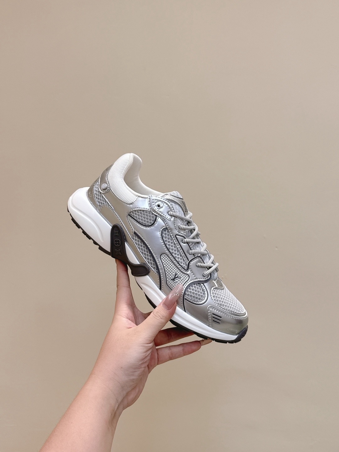 LOUIS VUITTON 루이비통 올림피아 메탈릭 러닝 스니커즈 8