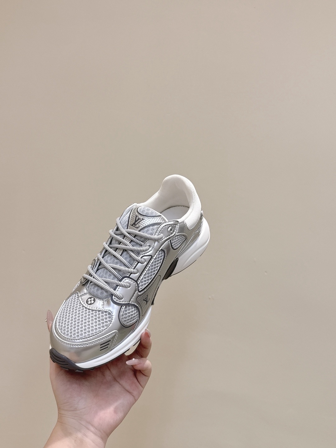 LOUIS VUITTON 루이비통 올림피아 메탈릭 러닝 스니커즈 9