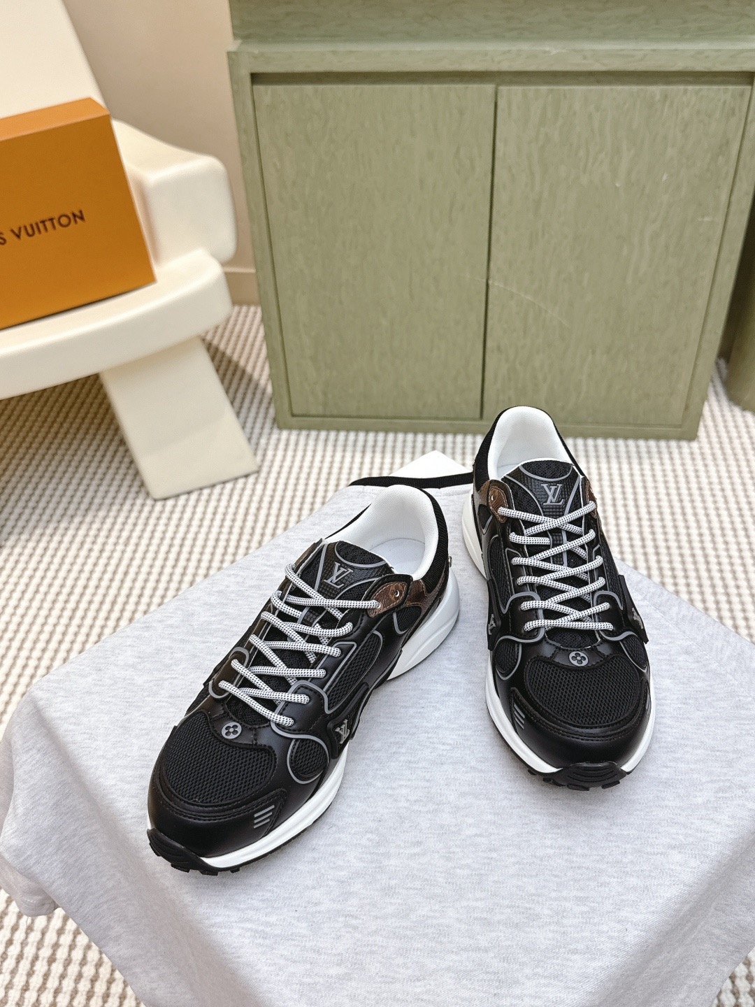 LOUIS VUITTON 루이비통 올림피아 메탈릭 러닝 스니커즈 2