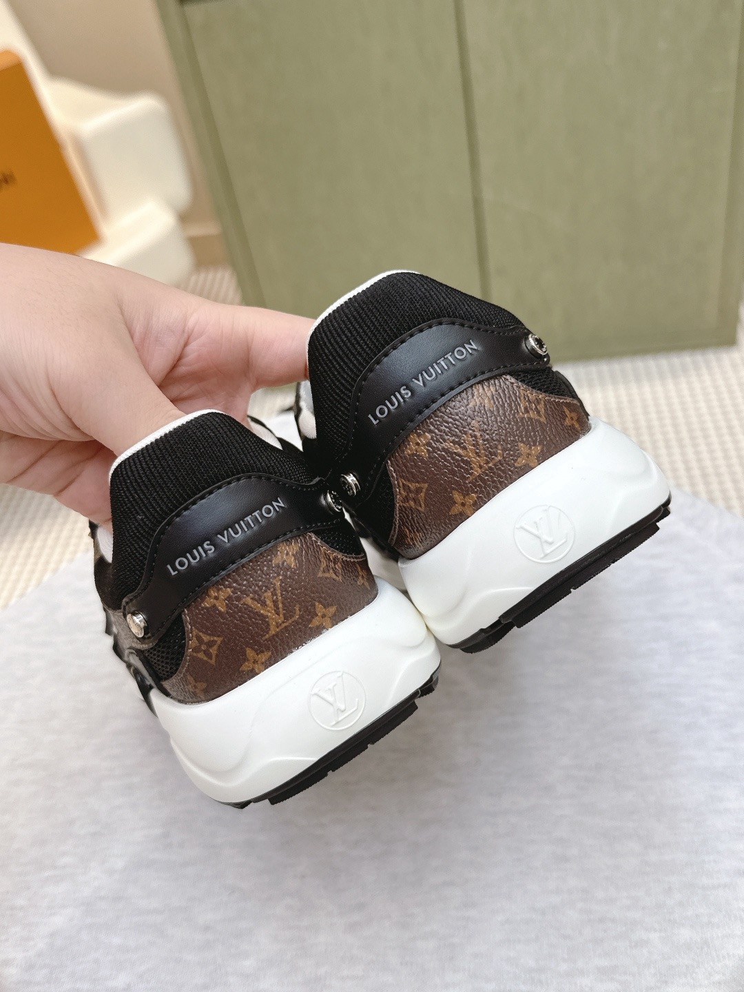 LOUIS VUITTON 루이비통 올림피아 메탈릭 러닝 스니커즈 9