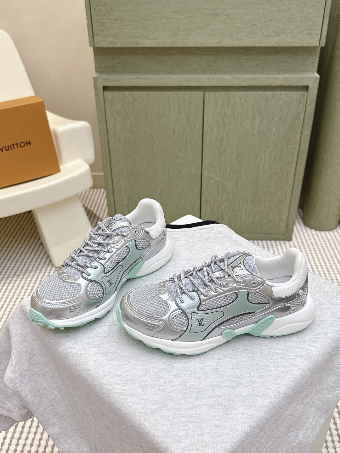 LOUIS VUITTON 루이비통 올림피아 메탈릭 러닝 스니커즈 2