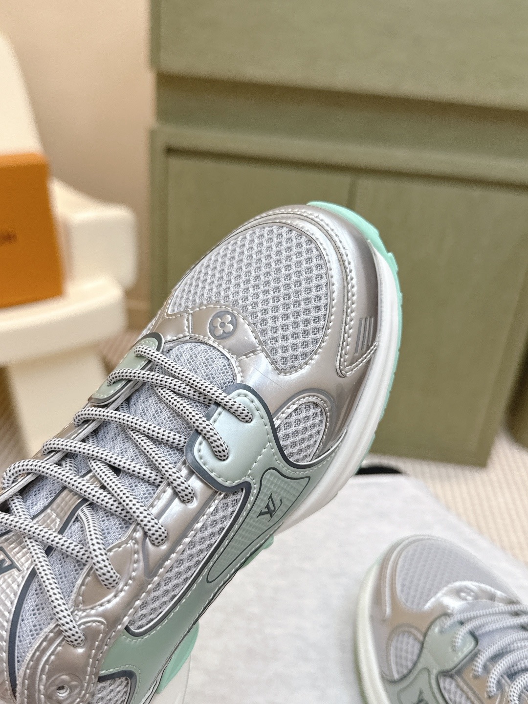 LOUIS VUITTON 루이비통 올림피아 메탈릭 러닝 스니커즈 4