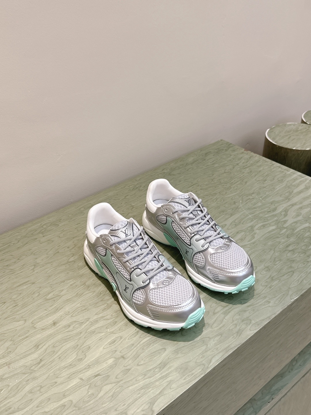 LOUIS VUITTON 루이비통 올림피아 메탈릭 러닝 스니커즈 7