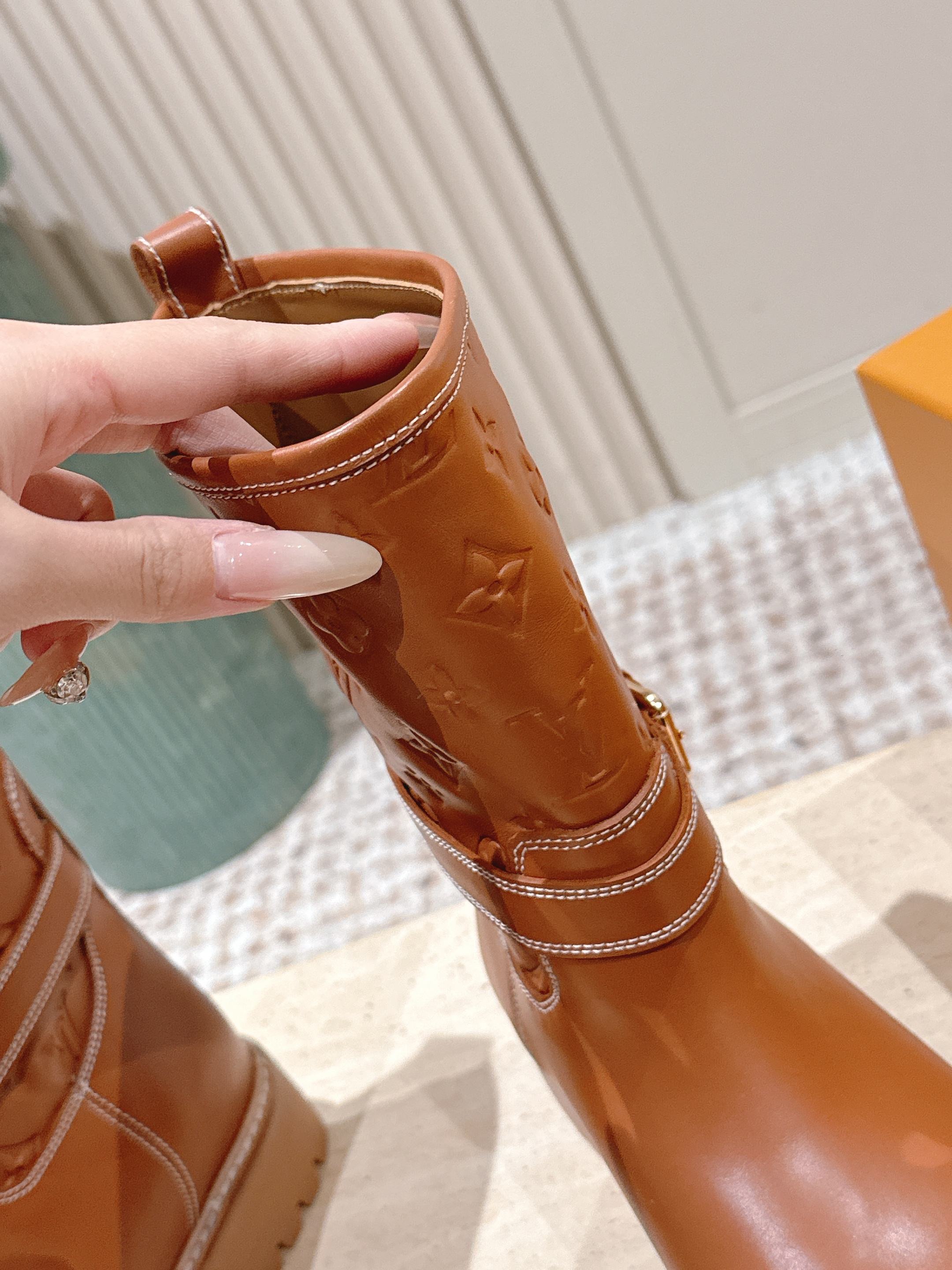 LOUIS VUITTON 루이비통 모노그램 레더 미들 부츠 9