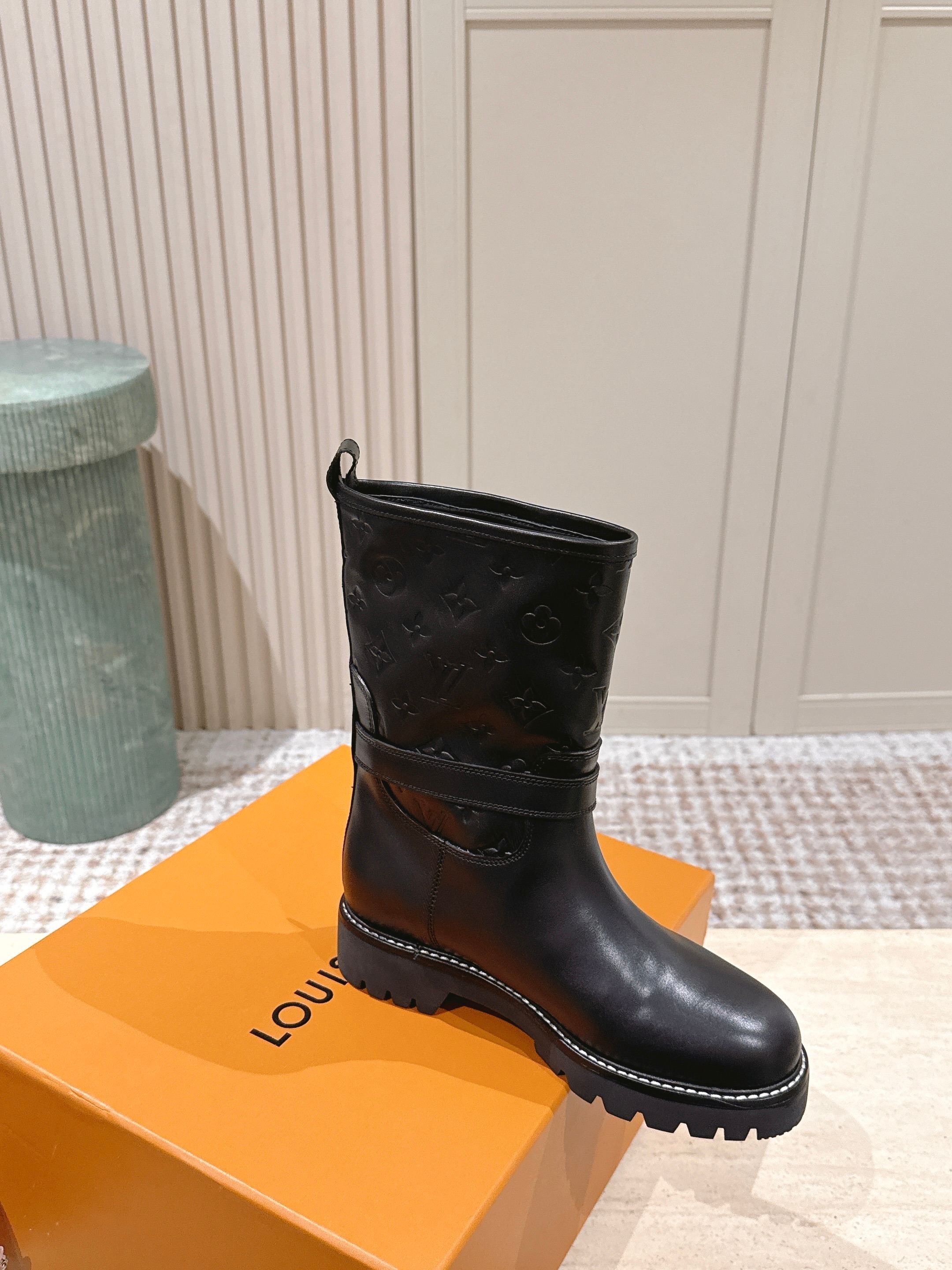 LOUIS VUITTON 루이비통 모노그램 레더 미들 부츠 4