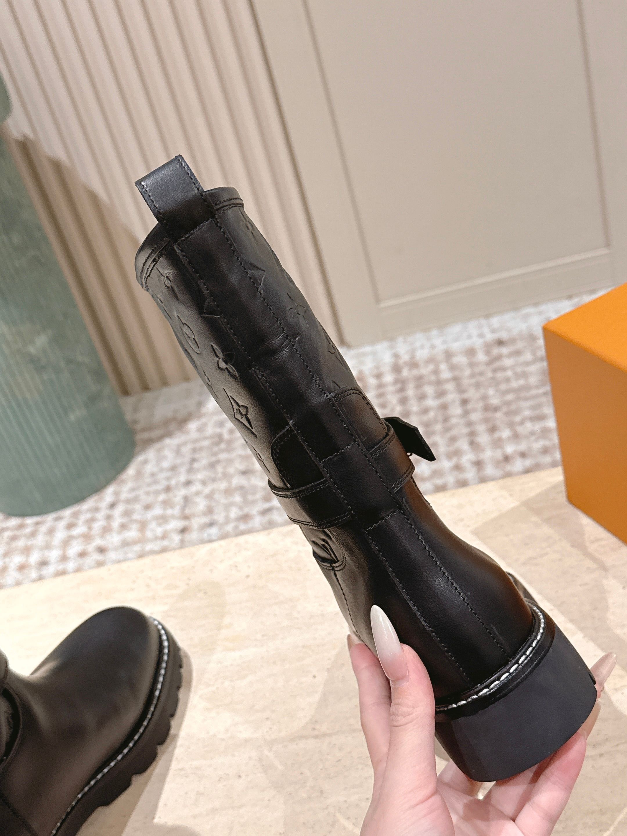 LOUIS VUITTON 루이비통 모노그램 레더 미들 부츠 7