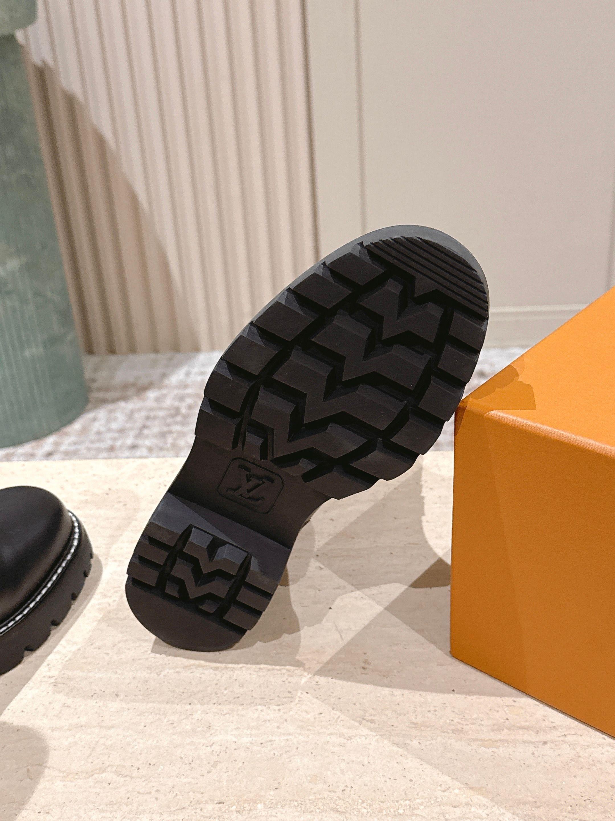 LOUIS VUITTON 루이비통 모노그램 레더 미들 부츠 9