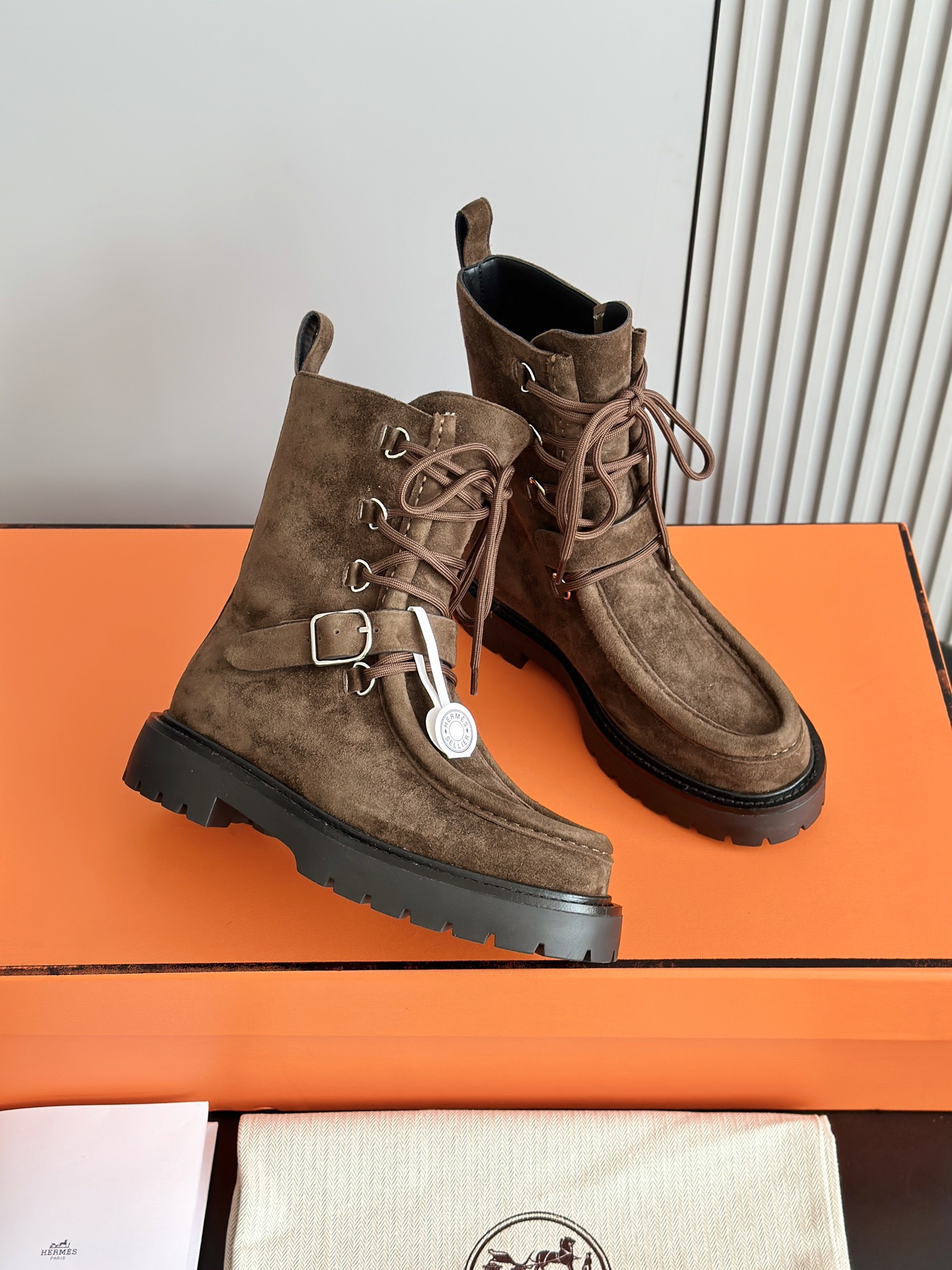 HERMES 에르메스 랜드 스웨이드 레이스업 앵클부츠 10