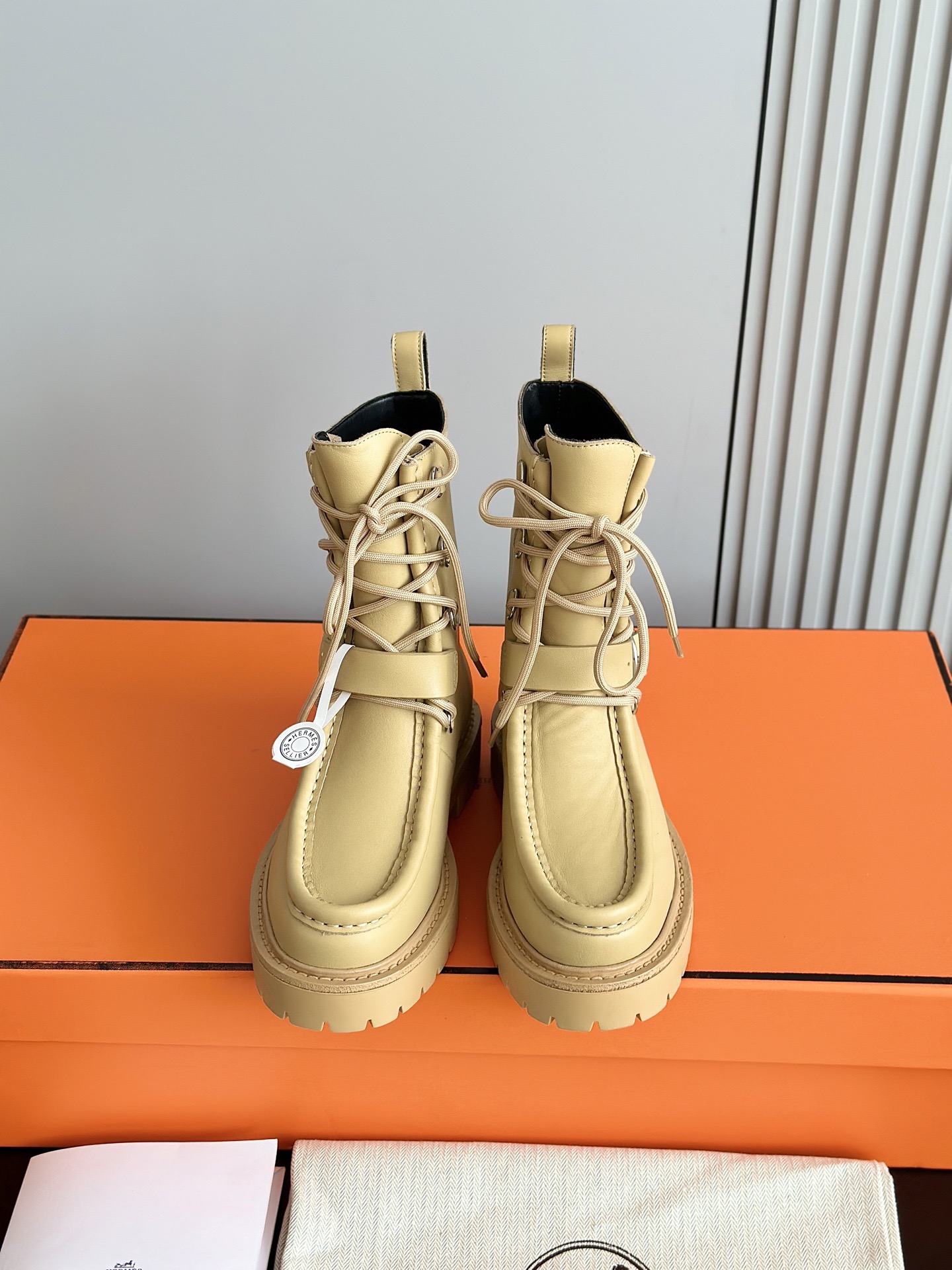 HERMES 에르메스 랜드 스웨이드 레이스업 앵클부츠 3